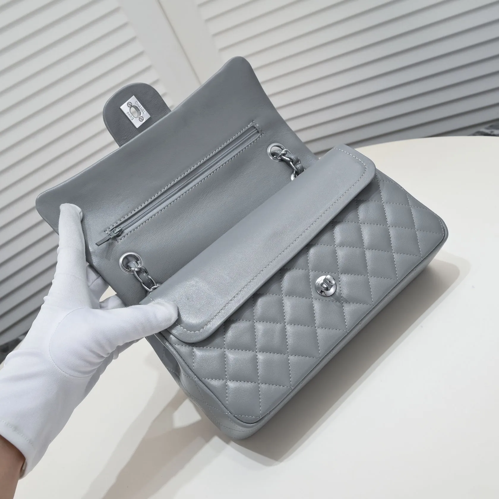 💰400￥Gray Chanel🔥Exclusive quality real shot shipment✈️Official website updated simultaneously👑Chanel sheep pattern classic style with original hardware, summer style is coming💋CHANEL ‼ ️Crossbody bag, sheepskin with red lining🌸‼ ️ 🙈Fashion new favorite🙈 Size: 25.5*16*6.5. Style number: 1112 sheepskin