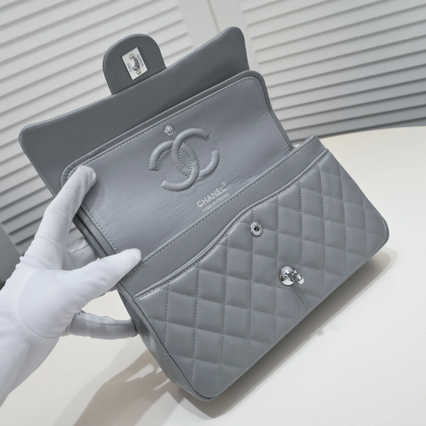 💰400￥Gray Chanel🔥Exclusive quality real shot shipment✈️Official website updated simultaneously👑Chanel sheep pattern classic style with original hardware, summer style is coming💋CHANEL ‼ ️Crossbody bag, sheepskin with red lining🌸‼ ️ 🙈Fashion new favorite🙈 Size: 25.5*16*6.5. Style number: 1112 sheepskin
