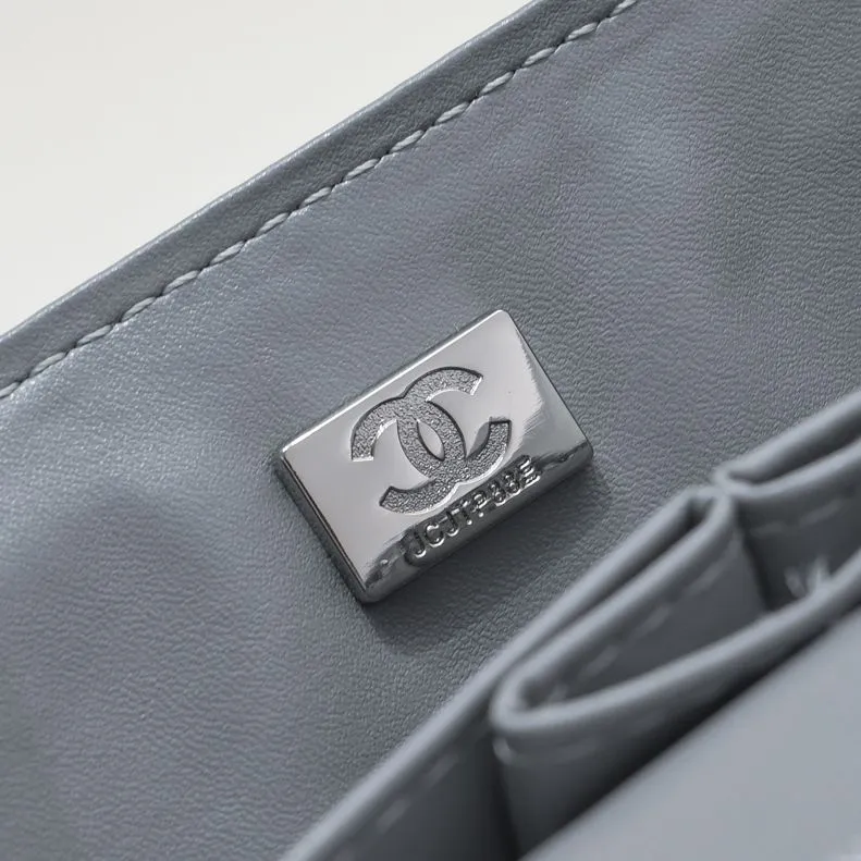 💰400￥Gray Chanel🔥Exclusive quality real shot shipment✈️Official website updated simultaneously👑Chanel sheep pattern classic style with original hardware, summer style is coming💋CHANEL ‼ ️Crossbody bag, sheepskin with red lining🌸‼ ️ 🙈Fashion new favorite🙈 Size: 25.5*16*6.5. Style number: 1112 sheepskin