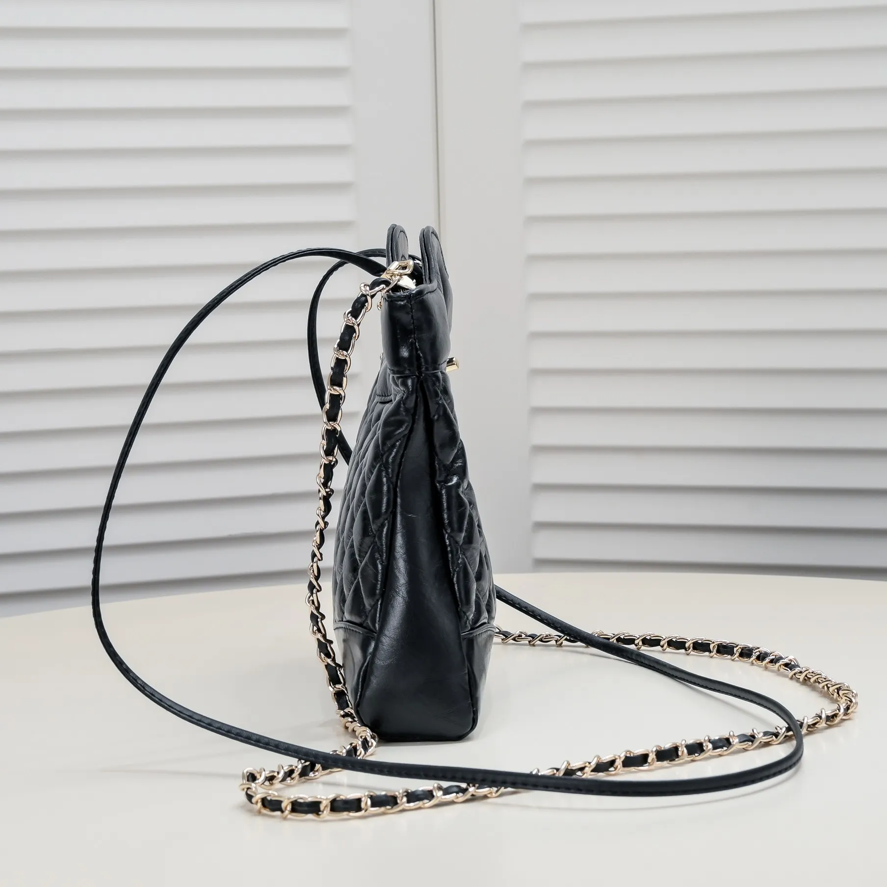 💰380￥Small size🖤Chanel23A 🦢Wangzha mini31bag 🌸AS4133 fashion representative! 31bag classic reappears! Fashion is still the same! 💗Two sizes, large and mini, to meet sisters of different styles~ The large is super cool and stylish, the mini is cute, cute and charming 💓This chocolate brown is also a treasure color, the most recommended color besides black, the real thing is very eye-catching and high-end! 👛Retro cowhide leather, the capacity is also practical and touching. One pack can be carried multiple times, no problem! Style number: 9109 small size: 22x23x5.5cm
