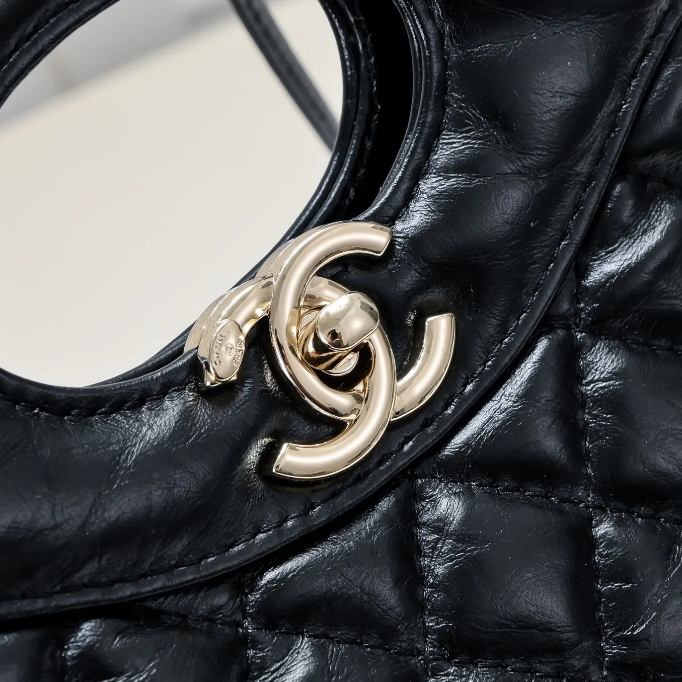 💰380￥Small size🖤Chanel23A 🦢Wangzha mini31bag 🌸AS4133 fashion representative! 31bag classic reappears! Fashion is still the same! 💗Two sizes, large and mini, to meet sisters of different styles~ The large is super cool and stylish, the mini is cute, cute and charming 💓This chocolate brown is also a treasure color, the most recommended color besides black, the real thing is very eye-catching and high-end! 👛Retro cowhide leather, the capacity is also practical and touching. One pack can be carried multiple times, no problem! Style number: 9109 small size: 22x23x5.5cm
