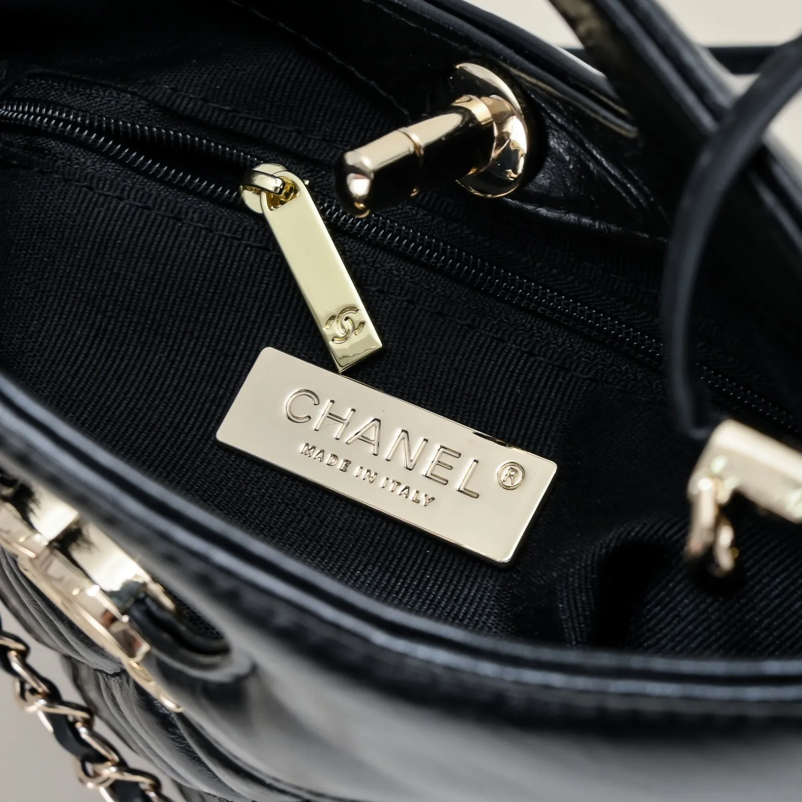 💰380￥Small size🖤Chanel23A 🦢Wangzha mini31bag 🌸AS4133 fashion representative! 31bag classic reappears! Fashion is still the same! 💗Two sizes, large and mini, to meet sisters of different styles~ The large is super cool and stylish, the mini is cute, cute and charming 💓This chocolate brown is also a treasure color, the most recommended color besides black, the real thing is very eye-catching and high-end! 👛Retro cowhide leather, the capacity is also practical and touching. One pack can be carried multiple times, no problem! Style number: 9109 small size: 22x23x5.5cm
