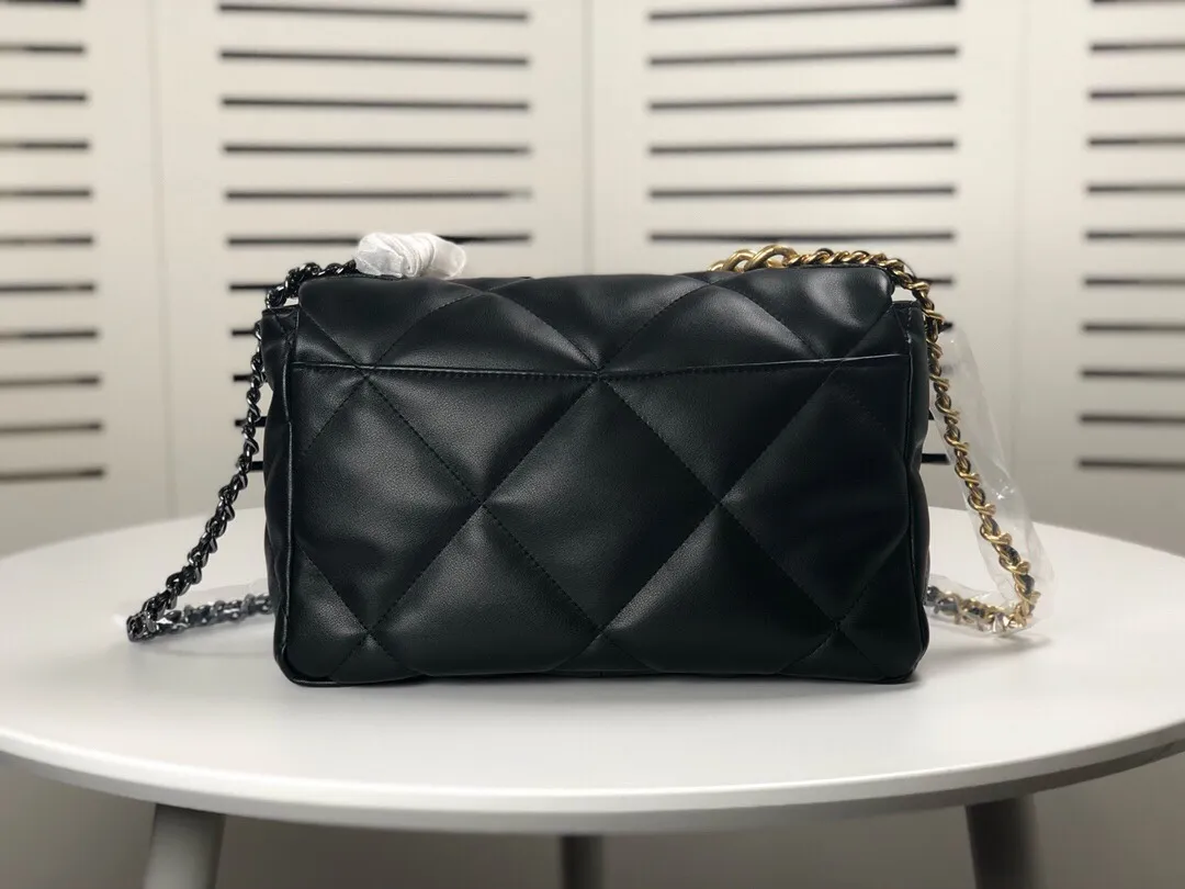 💰410￥The latest popular model of Chanel in black medium size has been shipped📣📣Synchronized with counters🤭Imported cowhide🐂feels very soft. The upper body effect is super good, it can be carried by hand, on one shoulder or cross-body, showing the elegance and charm of women. Hurry up and get it. Style number: 9011. Size: 30*20*12cm.