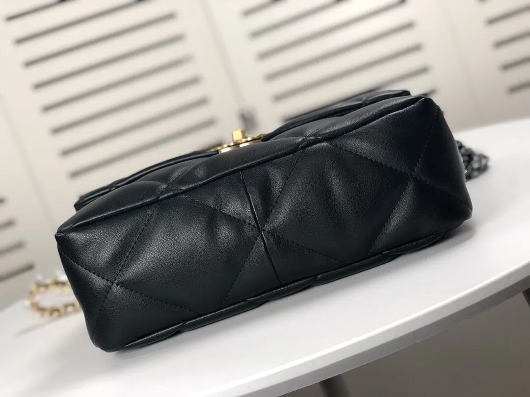 💰410￥The latest popular model of Chanel in black medium size has been shipped📣📣Synchronized with counters🤭Imported cowhide🐂feels very soft. The upper body effect is super good, it can be carried by hand, on one shoulder or cross-body, showing the elegance and charm of women. Hurry up and get it. Style number: 9011. Size: 30*20*12cm.