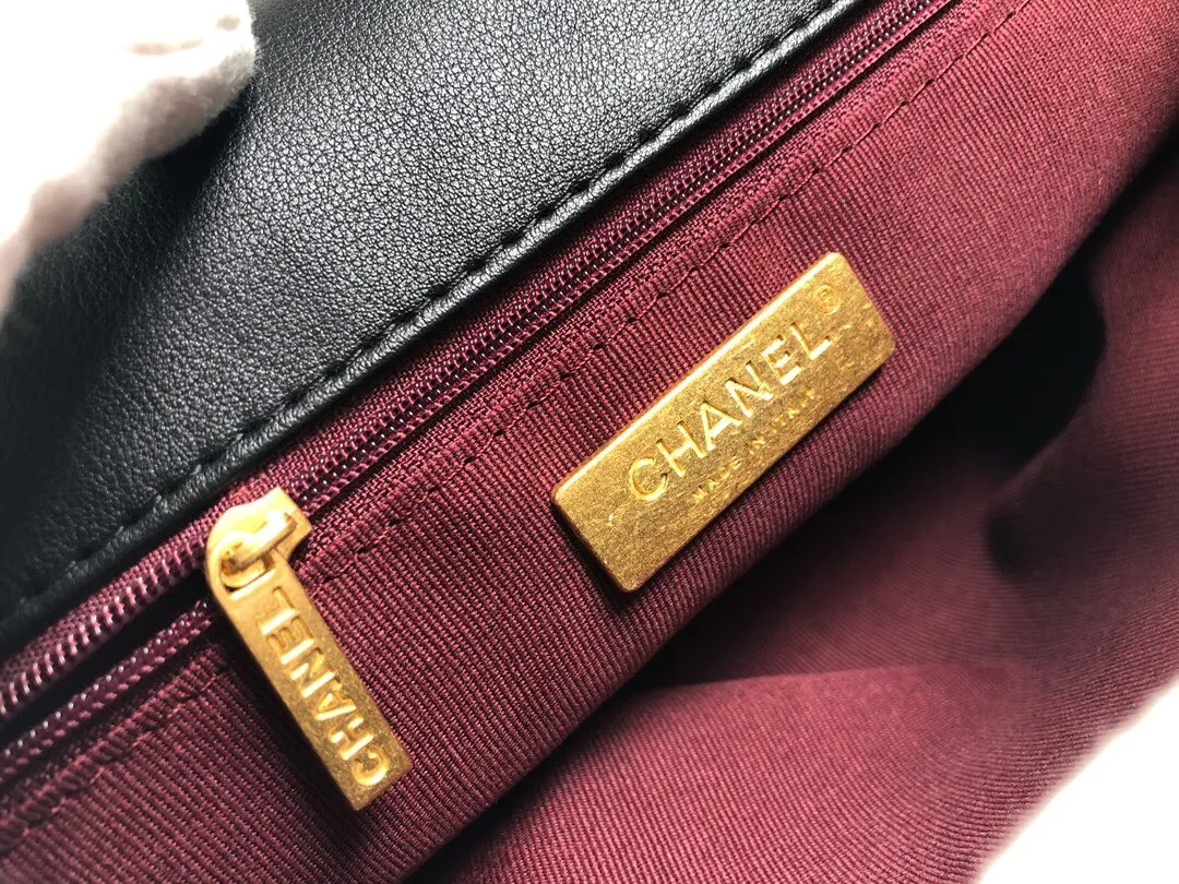 💰410￥The latest popular model of Chanel in black medium size has been shipped📣📣Synchronized with counters🤭Imported cowhide🐂feels very soft. The upper body effect is super good, it can be carried by hand, on one shoulder or cross-body, showing the elegance and charm of women. Hurry up and get it. Style number: 9011. Size: 30*20*12cm.