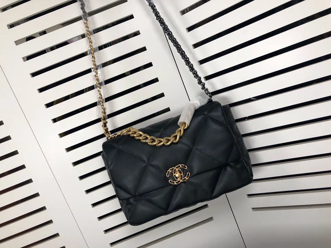 💰410￥The latest popular model of Chanel in black medium size has been shipped📣📣Synchronized with counters🤭Imported cowhide🐂feels very soft. The upper body effect is super good, it can be carried by hand, on one shoulder or cross-body, showing the elegance and charm of women. Hurry up and get it. Style number: 9011. Size: 30*20*12cm.