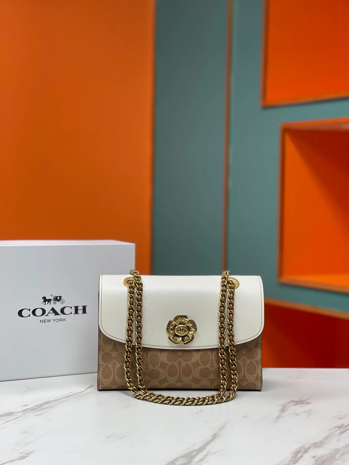 Batch 540💰Original quality COACH model 30585 Camellia Parker classic series chain bag, made of imported cowhide and PVC, original retro hardware, and suede lining. The chain can be used for two purposes. It can be folded up to be carried on the shoulder or hand-held, and can be released to be worn cross-body. It is very practical. The design is simple, beautiful and self-respecting. Retro and elegant, with quality! Size: 26*17*10
