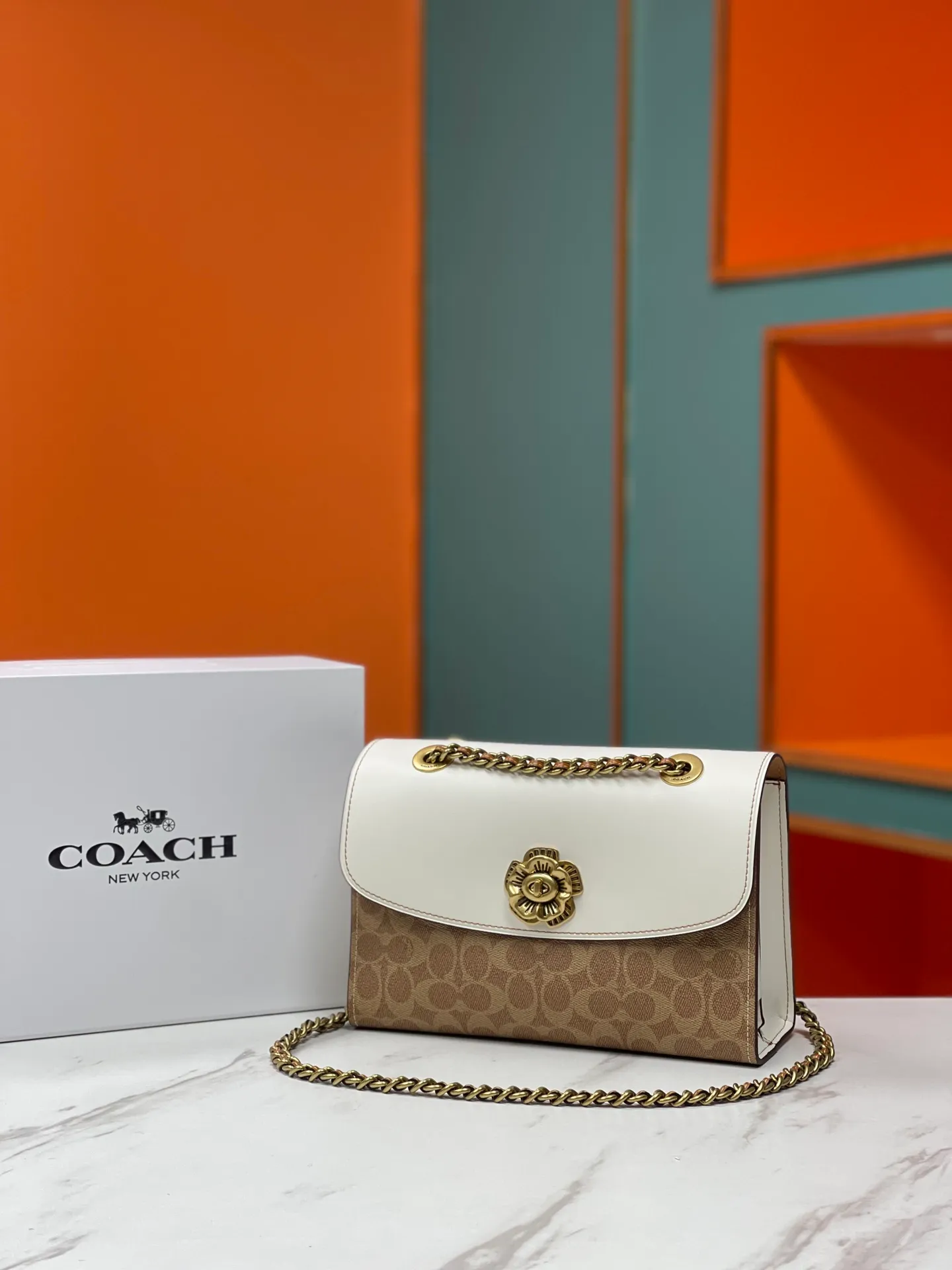 Batch 540💰Original quality COACH model 30585 Camellia Parker classic series chain bag, made of imported cowhide and PVC, original retro hardware, and suede lining. The chain can be used for two purposes. It can be folded up to be carried on the shoulder or hand-held, and can be released to be worn cross-body. It is very practical. The design is simple, beautiful and self-respecting. Retro and elegant, with quality! Size: 26*17*10