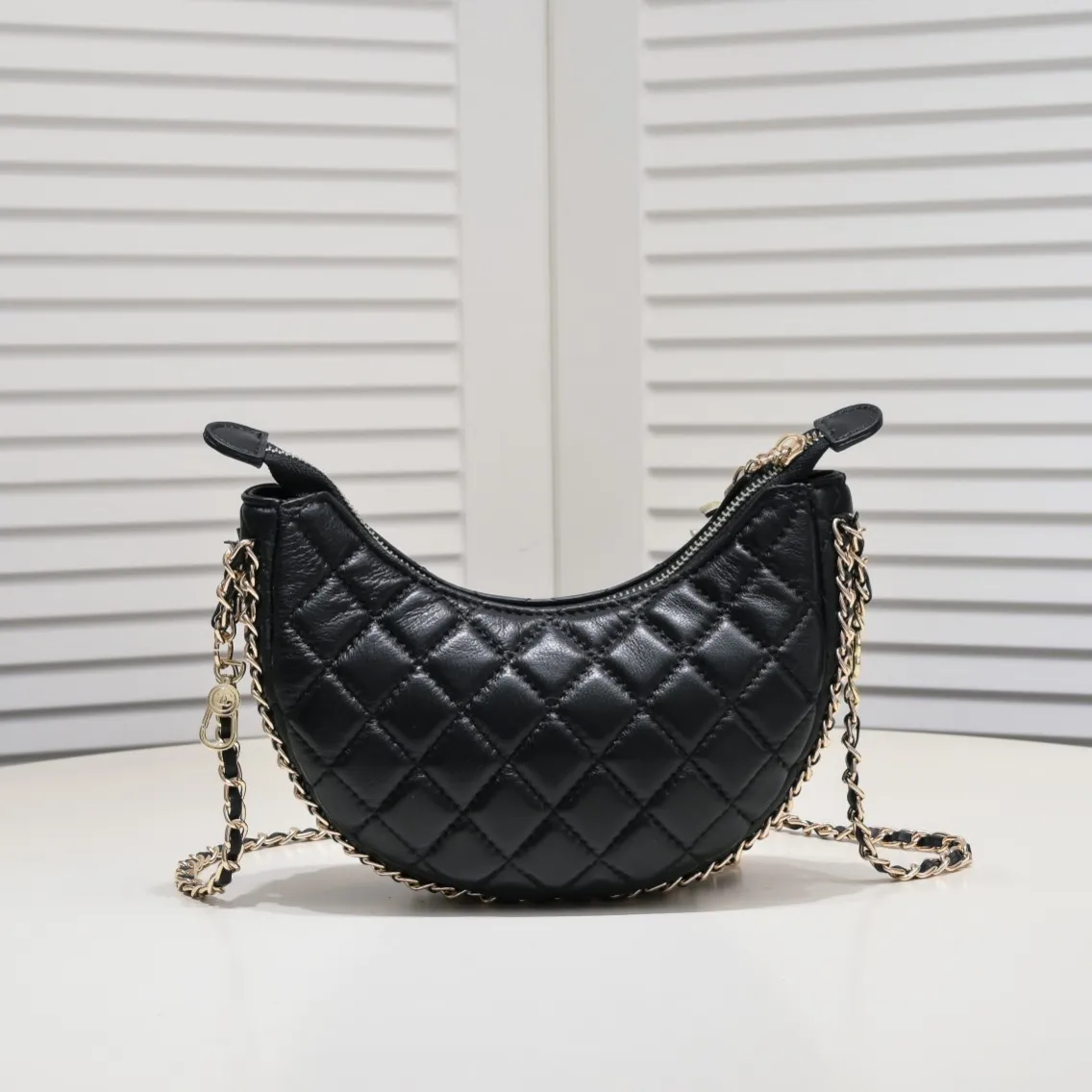 💰360￥Chane1️⃣23p Moon Bag🌙🤍l A beautiful little waste bag that makes me fall in love at first sight. The hardware is light champagne gold and has a thin chain. The counter sister made it look like a little moon. I was immediately so cute that I felt soft. It deserves the first place in 23p small waste bag. As expected, the end of the bag purchase is not Hermès but Chanel seasonal model Al💕Style number: 8089 Large Size: 15X20X6cm