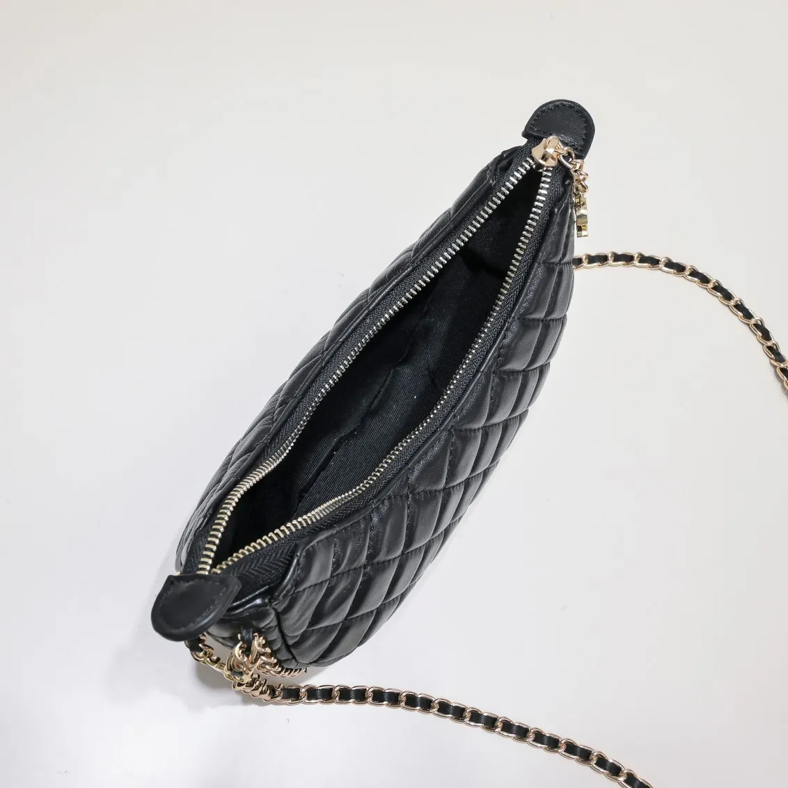 💰360￥Chane1️⃣23p Moon Bag🌙🤍l A beautiful little waste bag that makes me fall in love at first sight. The hardware is light champagne gold and has a thin chain. The counter sister made it look like a little moon. I was immediately so cute that I felt soft. It deserves the first place in 23p small waste bag. As expected, the end of the bag purchase is not Hermès but Chanel seasonal model Al💕Style number: 8089 Large Size: 15X20X6cm