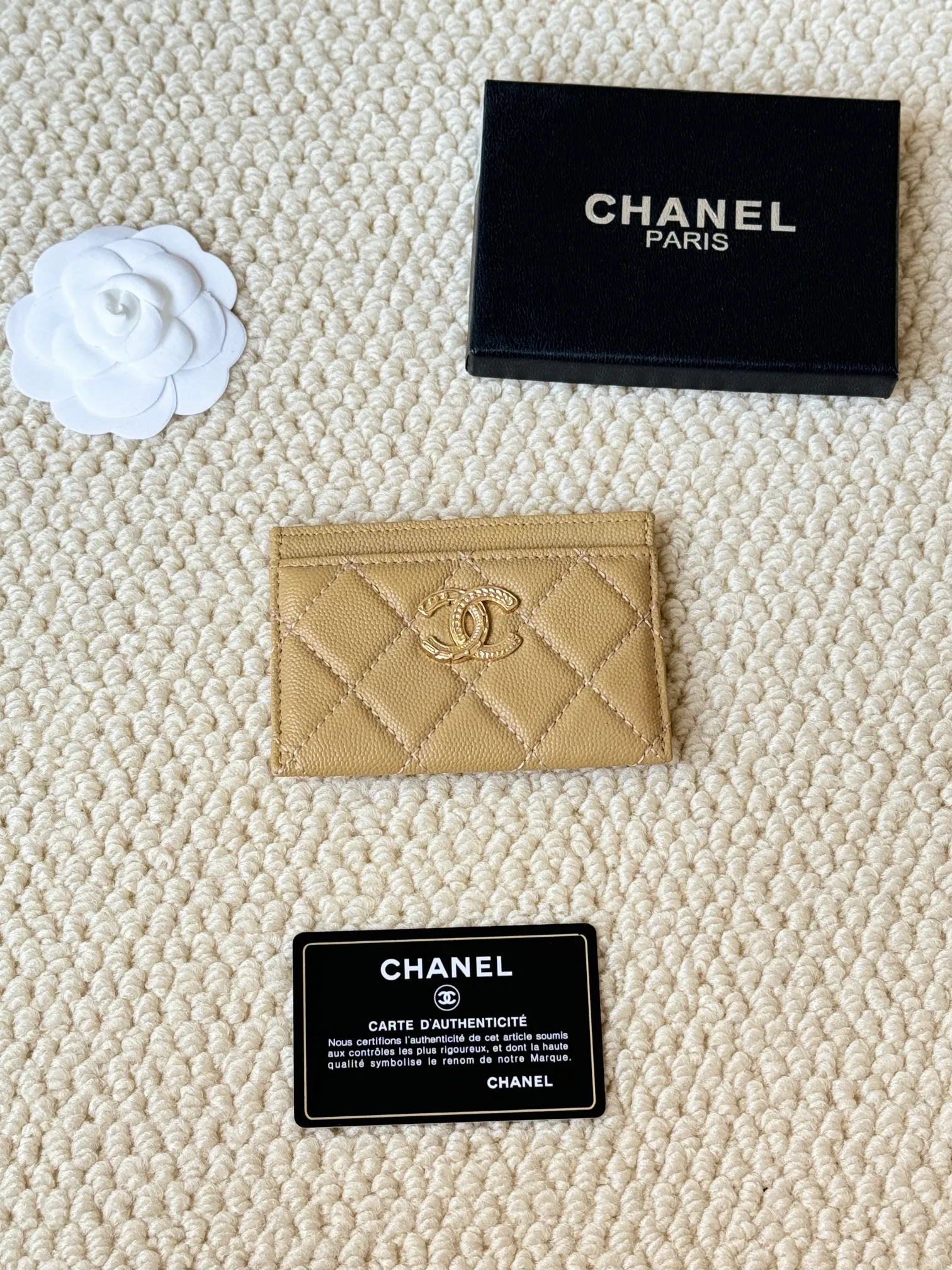 💰100 chanel model: 3188 22k embossed lgo large double C hardware, official website 2023 latest 🆕card holder, caviar medium ball grain cowhide, anti-scratch, super glossy, 3 card slots each put a card, you can also put a card + a few coins in the middle Size: 10cm