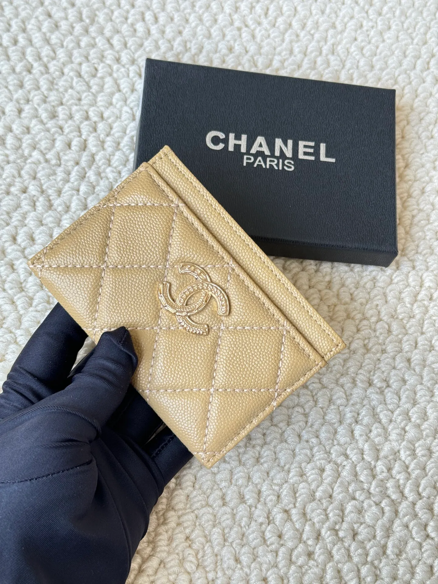 💰100 chanel model: 3188 22k embossed lgo large double C hardware, official website 2023 latest 🆕card holder, caviar medium ball grain cowhide, anti-scratch, super glossy, 3 card slots each put a card, you can also put a card + a few coins in the middle Size: 10cm