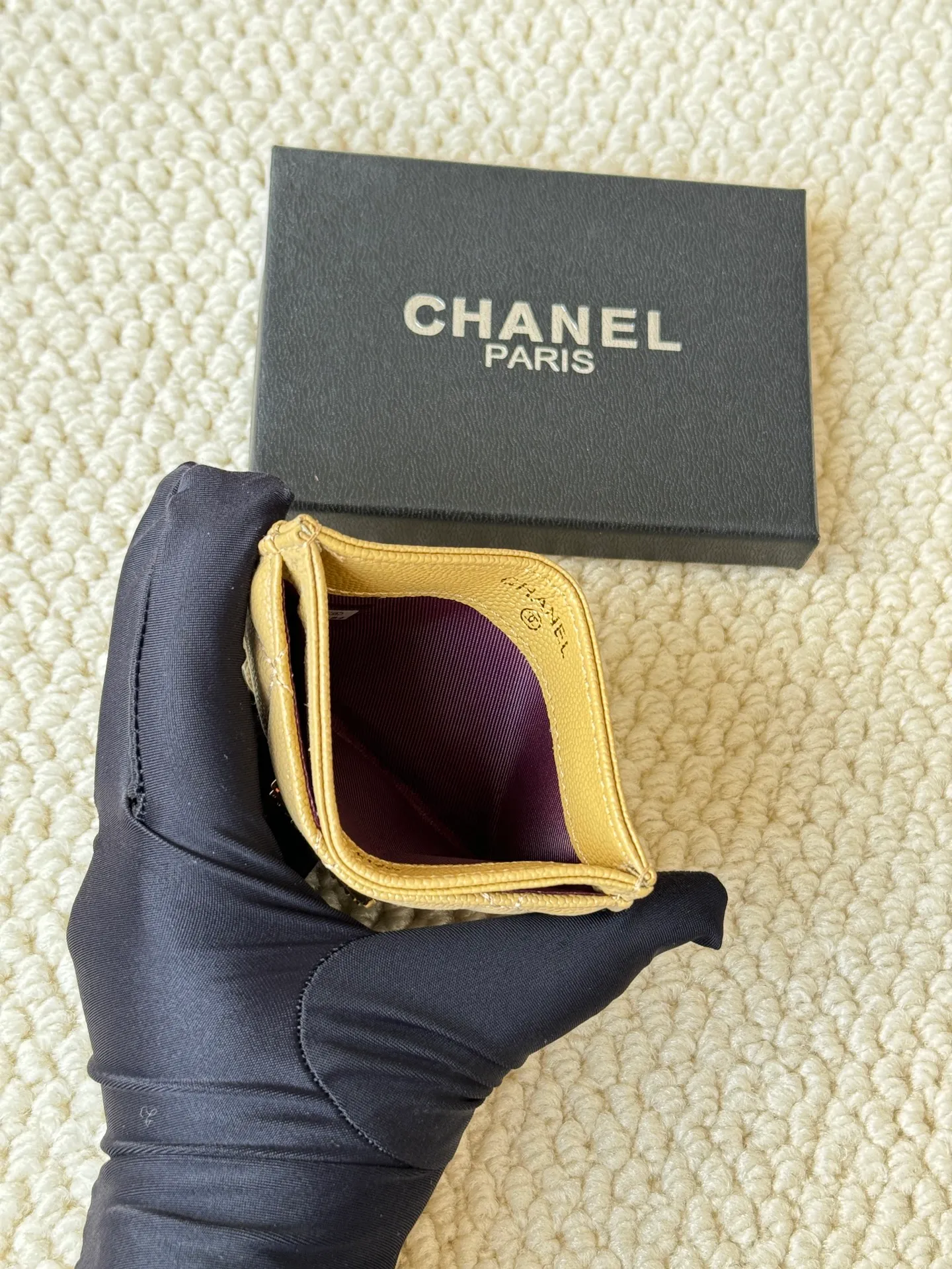 💰100 chanel model: 3188 22k embossed lgo large double C hardware, official website 2023 latest 🆕card holder, caviar medium ball grain cowhide, anti-scratch, super glossy, 3 card slots each put a card, you can also put a card + a few coins in the middle Size: 10cm
