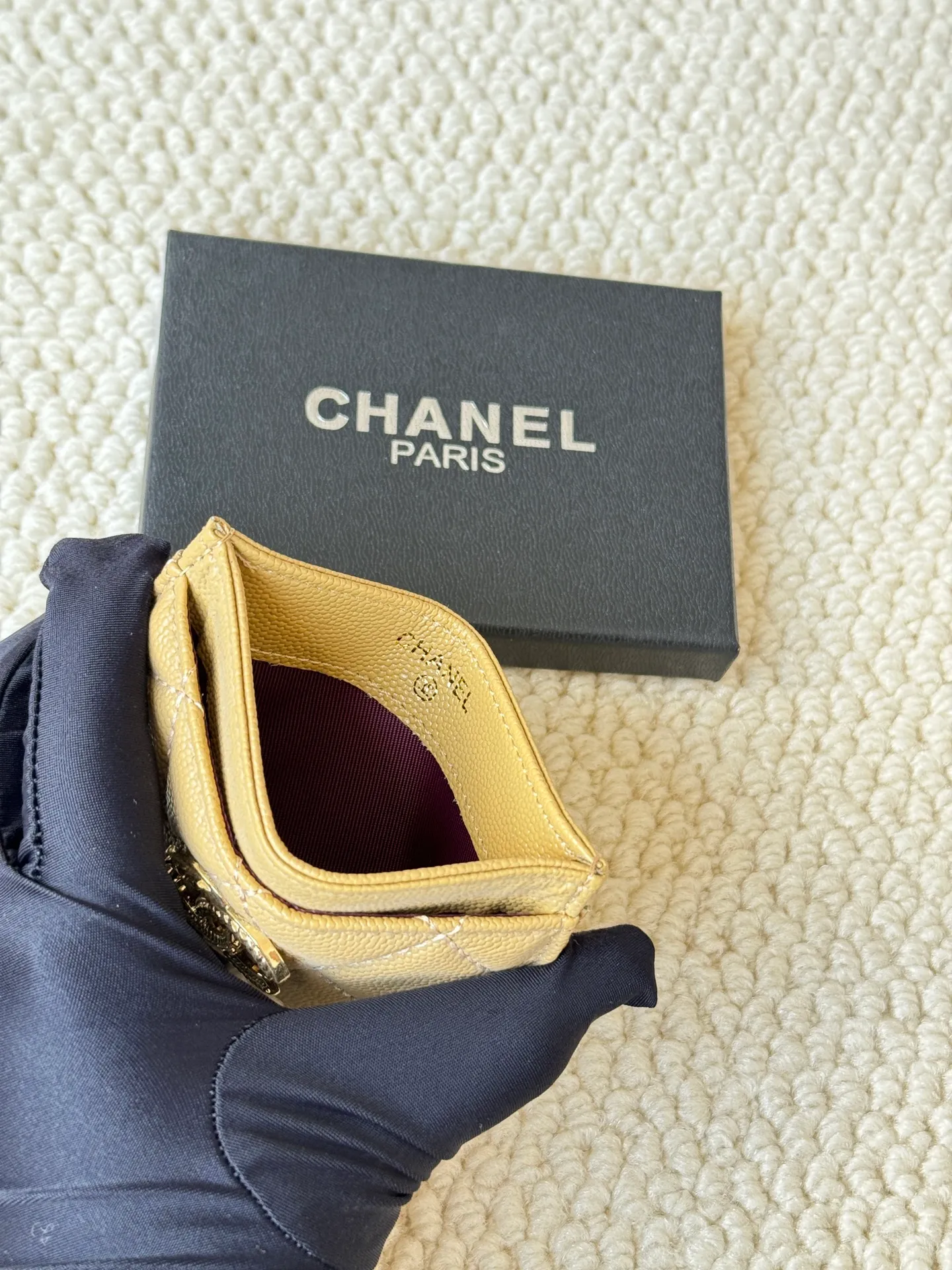 💰100 chanel model: 3188 22k embossed lgo large double C hardware, official website 2023 latest 🆕card holder, caviar medium ball grain cowhide, anti-scratch, super glossy, 3 card slots each put a card, you can also put a card + a few coins in the middle Size: 10cm