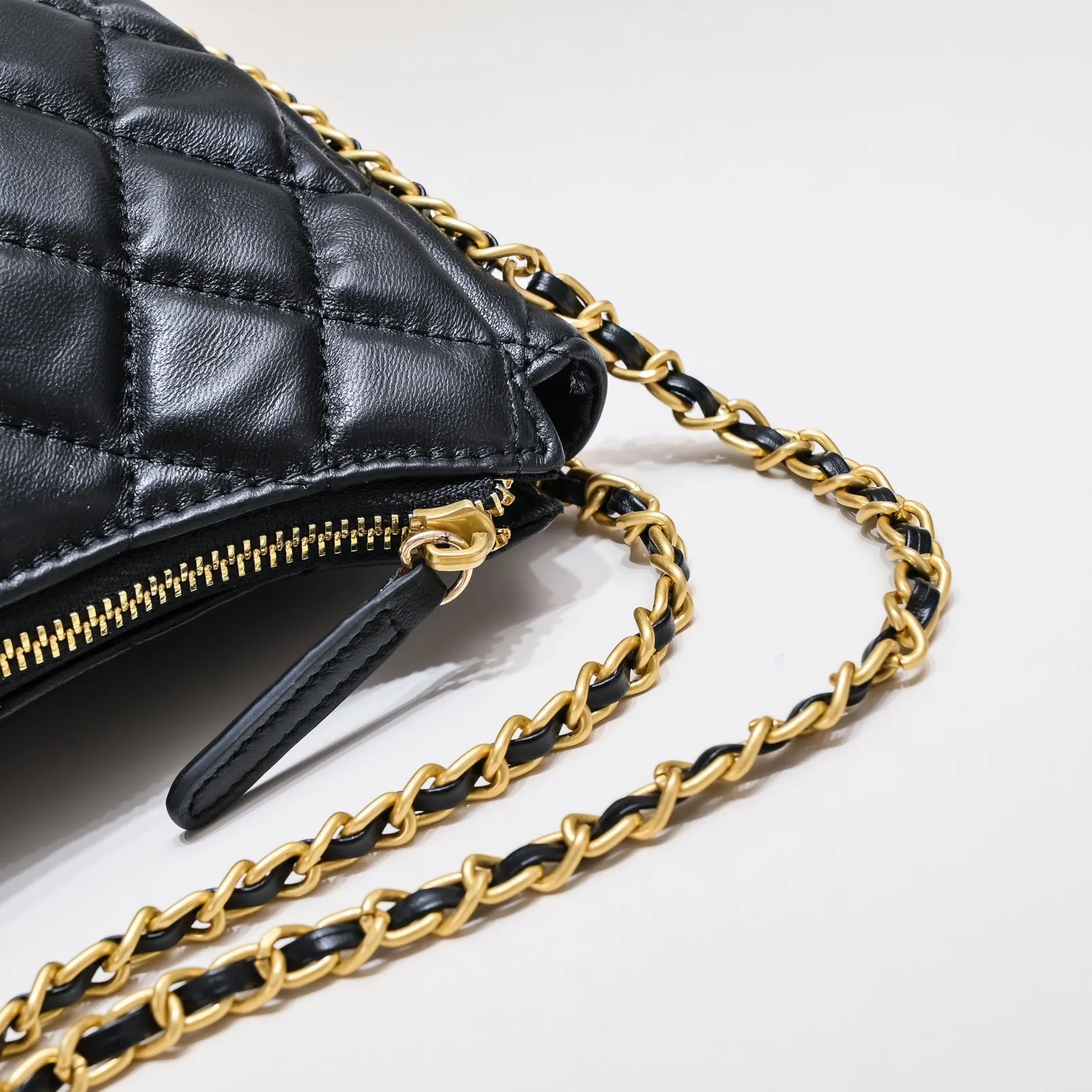 💰380￥Chanel 23p Crescent Bag Hobo Wrist Bag Xiangxiang 23p series new style really hits the center! This Chanel crescent bag is so beautiful. Made of sheepskin, black with gilt. It has a classic leather chain element. It can be worn on one shoulder or cross-body under the armpit. What girl doesn’t love the new style? / Style number: 9102 Size: 31*8*20cm