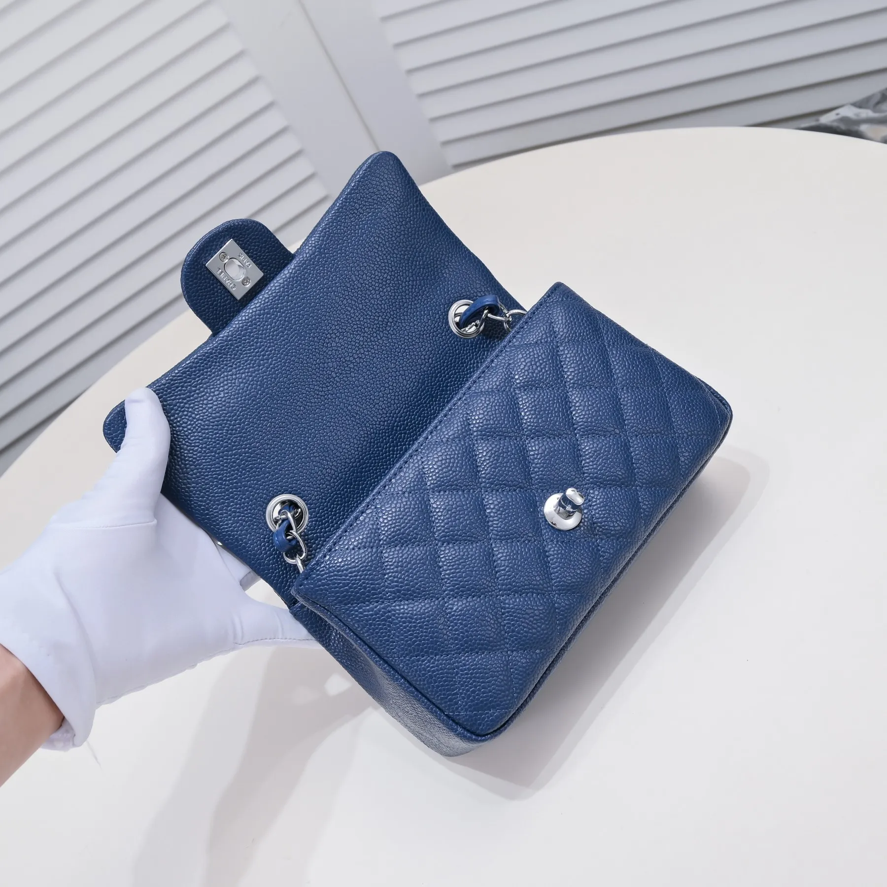 💰320￥Maroon Red💥CF Versatile Caviar Leather🌹 Chanel💃🏻‼ ️Eternal classic style [shy] noble temperament💃🏻favorite of celebrities🌟soft leather and high-end👍counter hardware exquisite workmanship to reject defects [strong] both dazzling and feminine 😝[strong] luxurious and durable🌟size: 20*14*7cm style number 1116 reverse edge