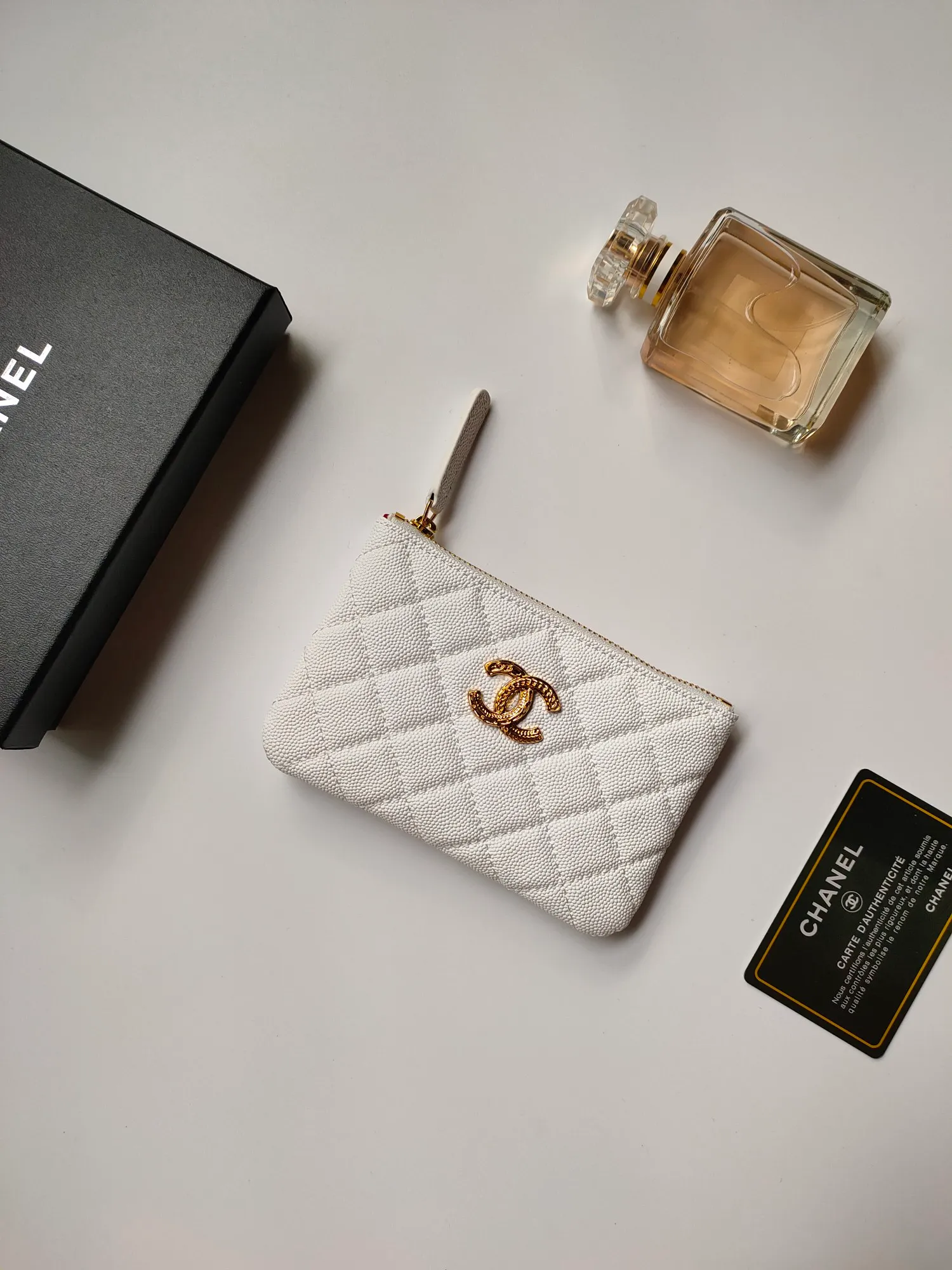 ￥120💰CHANEL 22k embossed lgo large double C hardware, fresh design, exquisite replica flavor, very beautiful, official website 2023 latest🆕Card holder, caviar medium ball grain cowhide is scratch-resistant, super glossy, it is troublesome to carry a bag that is too big in summer, suitable for putting in a mini bag, and convenient for carrying in your pocket😍 The bag has a zipper, which is super practical. You can also put cards, change, coins, and keys inside! Style number: 82365 Size: 15*8.5