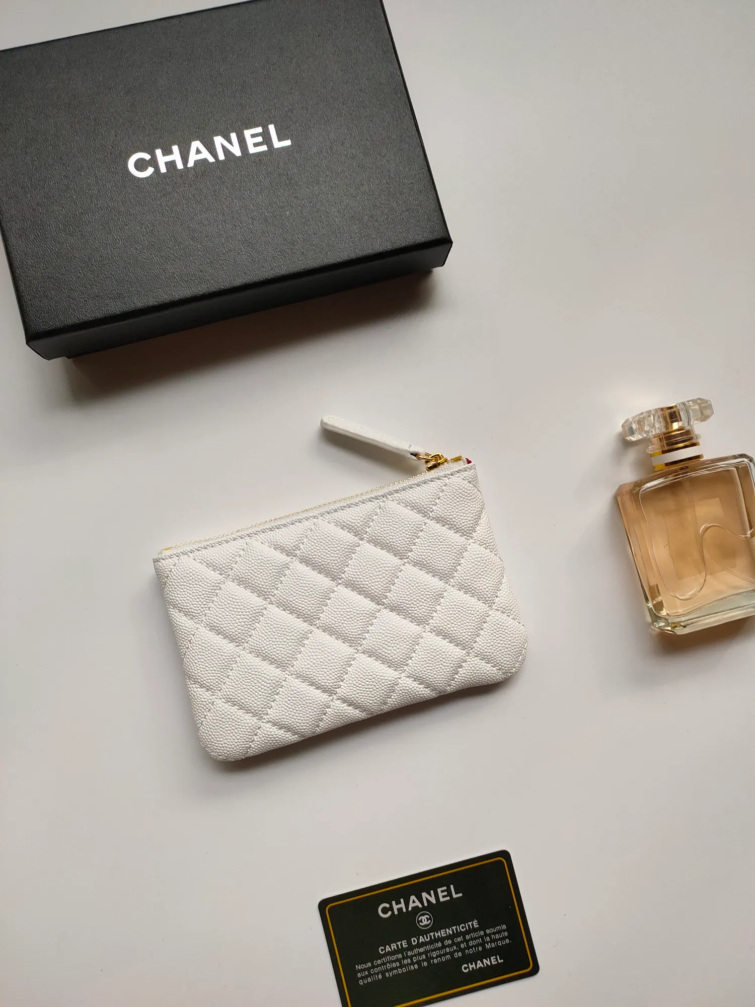 ￥120💰CHANEL 22k embossed lgo large double C hardware, fresh design, exquisite replica flavor, very beautiful, official website 2023 latest🆕Card holder, caviar medium ball grain cowhide is scratch-resistant, super glossy, it is troublesome to carry a bag that is too big in summer, suitable for putting in a mini bag, and convenient for carrying in your pocket😍 The bag has a zipper, which is super practical. You can also put cards, change, coins, and keys inside! Style number: 82365 Size: 15*8.5