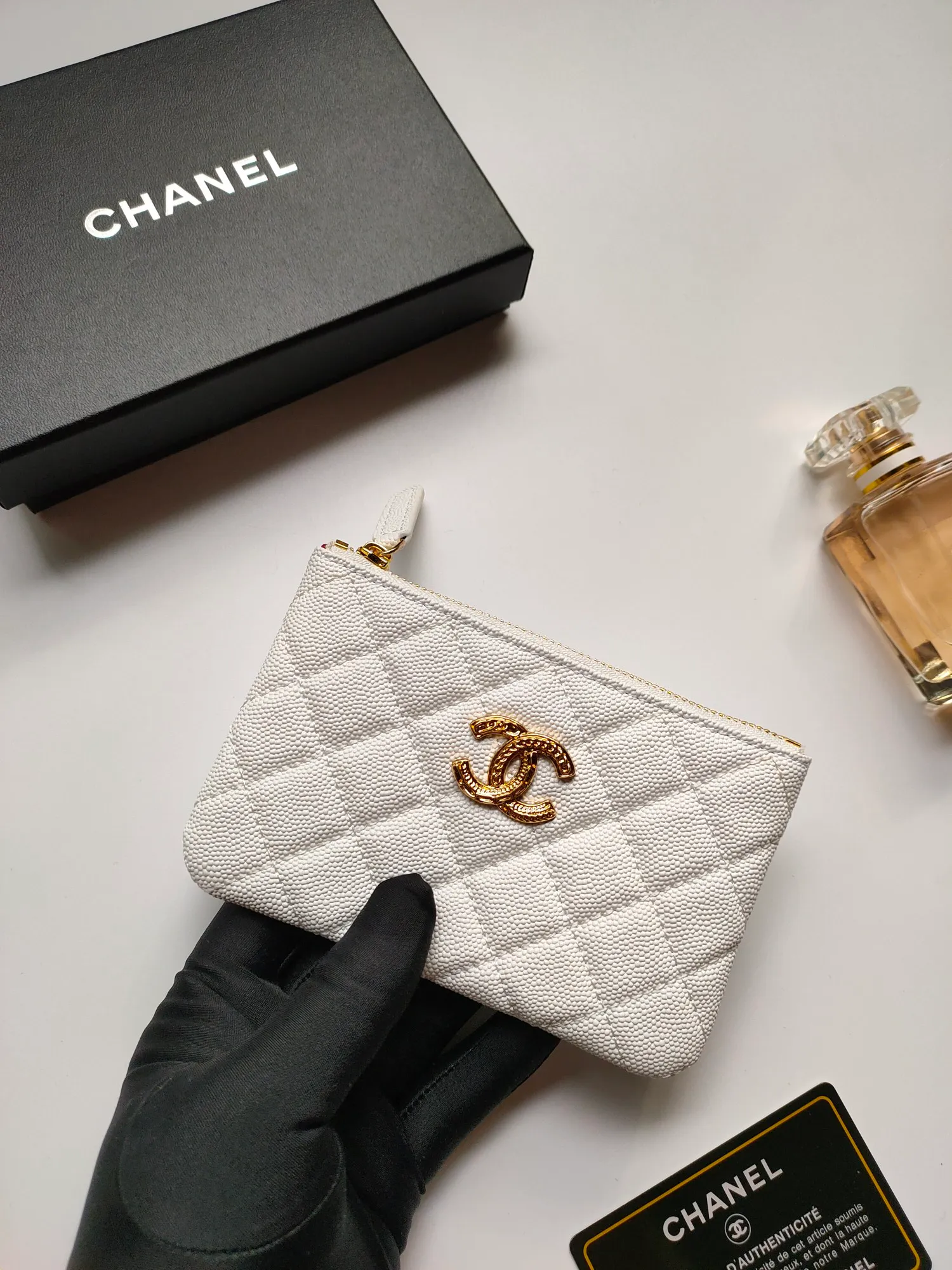 ￥120💰CHANEL 22k embossed lgo large double C hardware, fresh design, exquisite replica flavor, very beautiful, official website 2023 latest🆕Card holder, caviar medium ball grain cowhide is scratch-resistant, super glossy, it is troublesome to carry a bag that is too big in summer, suitable for putting in a mini bag, and convenient for carrying in your pocket😍 The bag has a zipper, which is super practical. You can also put cards, change, coins, and keys inside! Style number: 82365 Size: 15*8.5