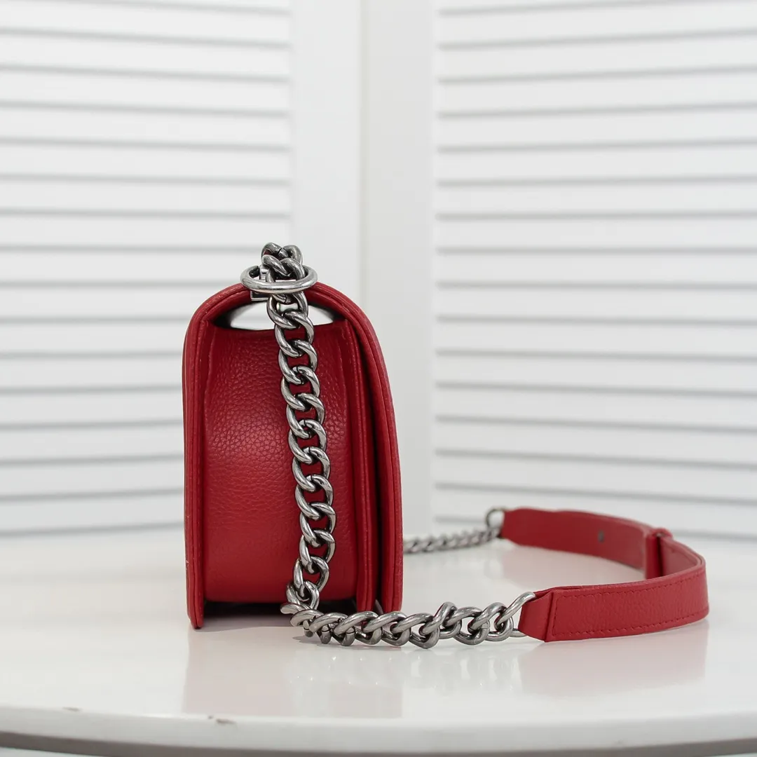 💰460￥ "Full leather inside and out with original hardware" Chanel👑 Using imported first-layer cowhide with lychee pattern [color] [lightning] thickened electroplated hardware accessories🌈The workmanship is comparable to the original order💪The bottom can be pinched and rebounded without trace, absolutely spot-on and real-life, fashionable and durable💪💪High-end quality, no pressure in and out of the drill cabinet💏, size 25*15*8cm Style number: 67086