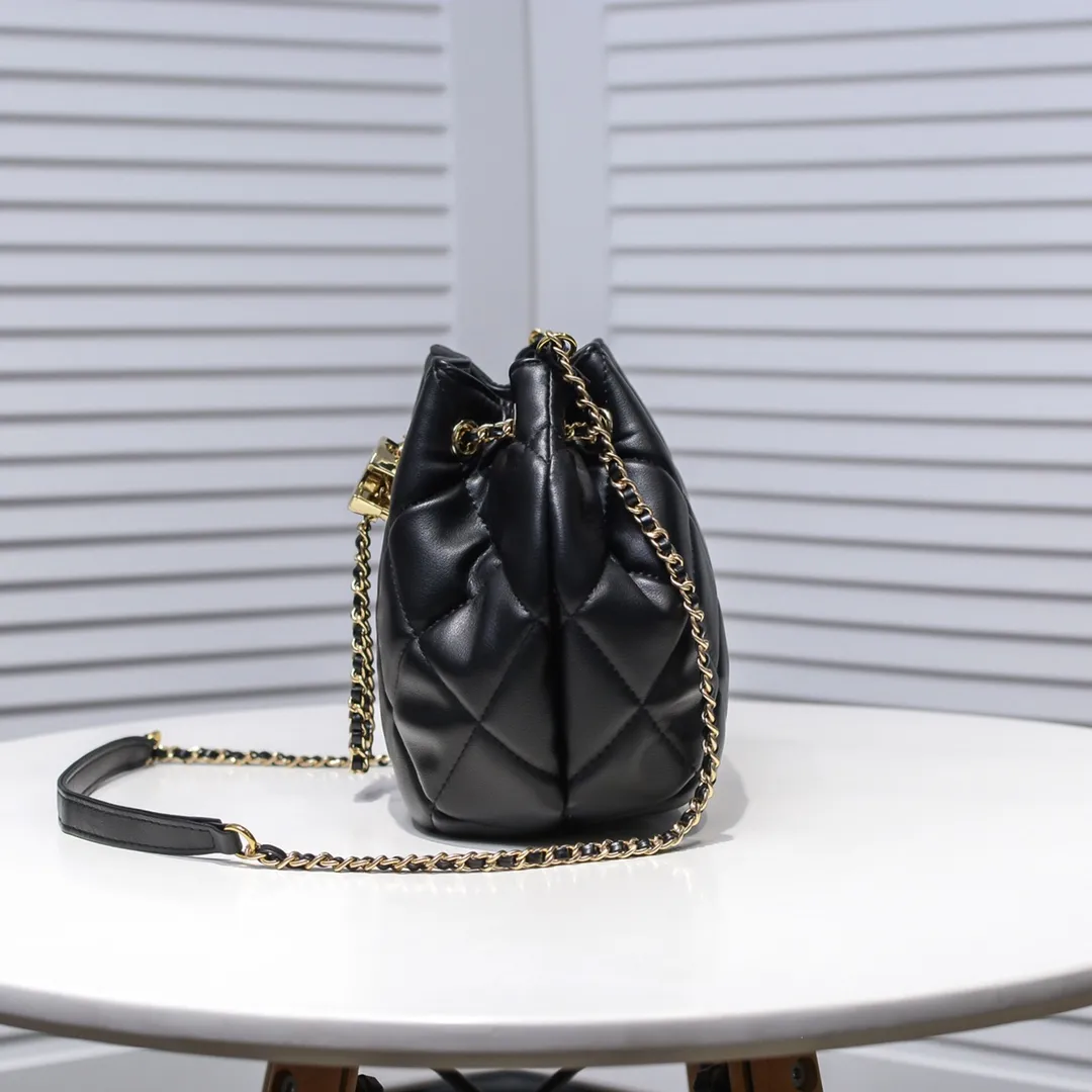 💰380￥Small size CHANEL: 2020 new model Double C chain rope mini bucket cowhide series, gold hardware accessories: large ribbed design, super beautiful, which is Xiaoxiang’s design style in the past two years, the cowhide feels soft and comfortable, more suitable for mini-shaped bags. Perfectly designed, clean, casual and fashionable, this is a must-have drawstring bag. Size black ready stock. Style number: 1699# Size: 15*15*14cm