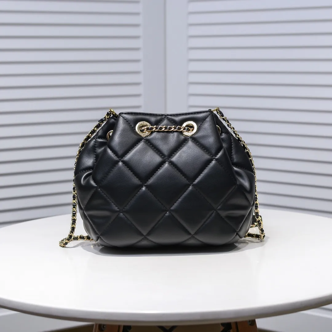 💰380￥Small size CHANEL: 2020 new model Double C chain rope mini bucket cowhide series, gold hardware accessories: large ribbed design, super beautiful, which is Xiaoxiang’s design style in the past two years, the cowhide feels soft and comfortable, more suitable for mini-shaped bags. Perfectly designed, clean, casual and fashionable, this is a must-have drawstring bag. Size black ready stock. Style number: 1699# Size: 15*15*14cm