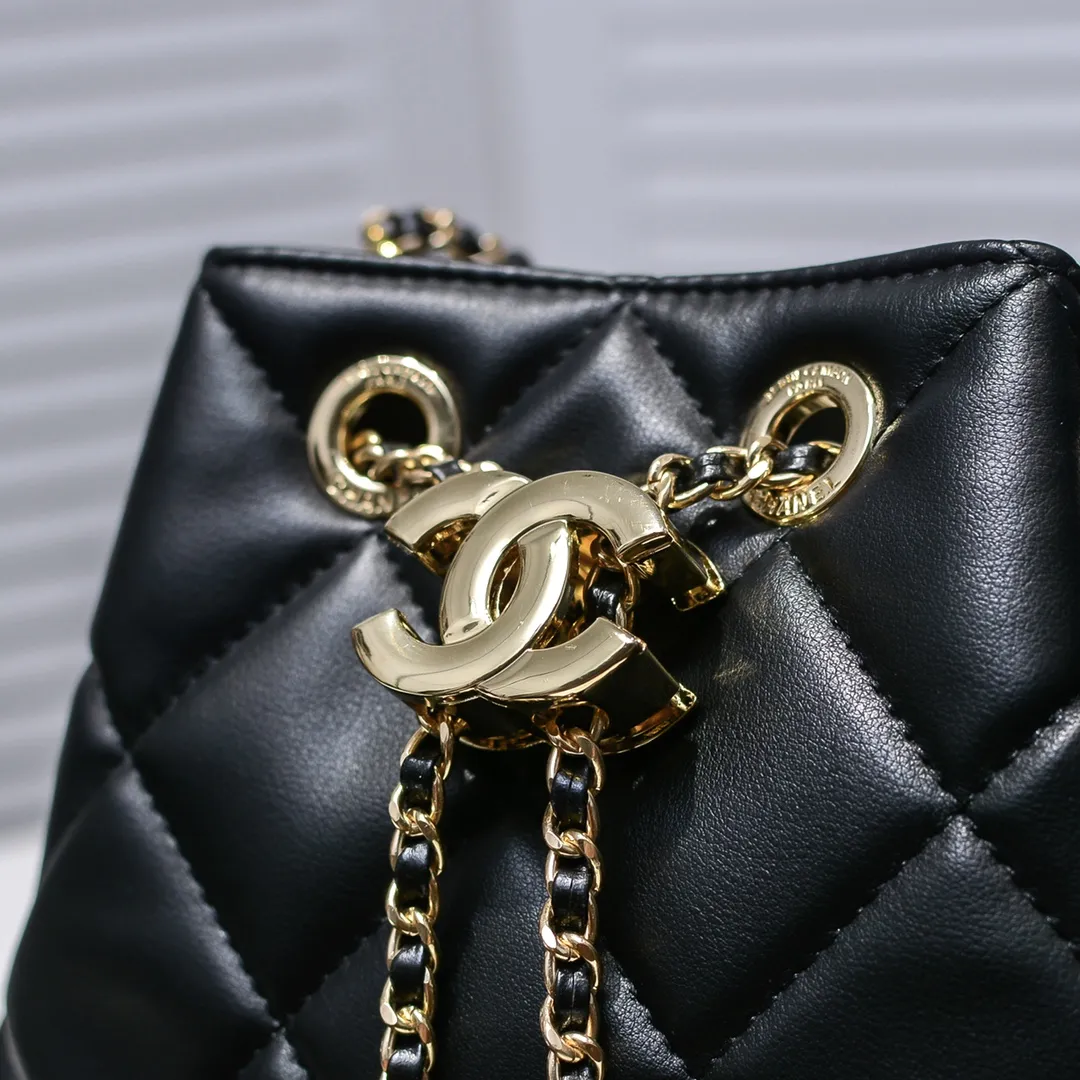 💰380￥Small size CHANEL: 2020 new model Double C chain rope mini bucket cowhide series, gold hardware accessories: large ribbed design, super beautiful, which is Xiaoxiang’s design style in the past two years, the cowhide feels soft and comfortable, more suitable for mini-shaped bags. Perfectly designed, clean, casual and fashionable, this is a must-have drawstring bag. Size black ready stock. Style number: 1699# Size: 15*15*14cm