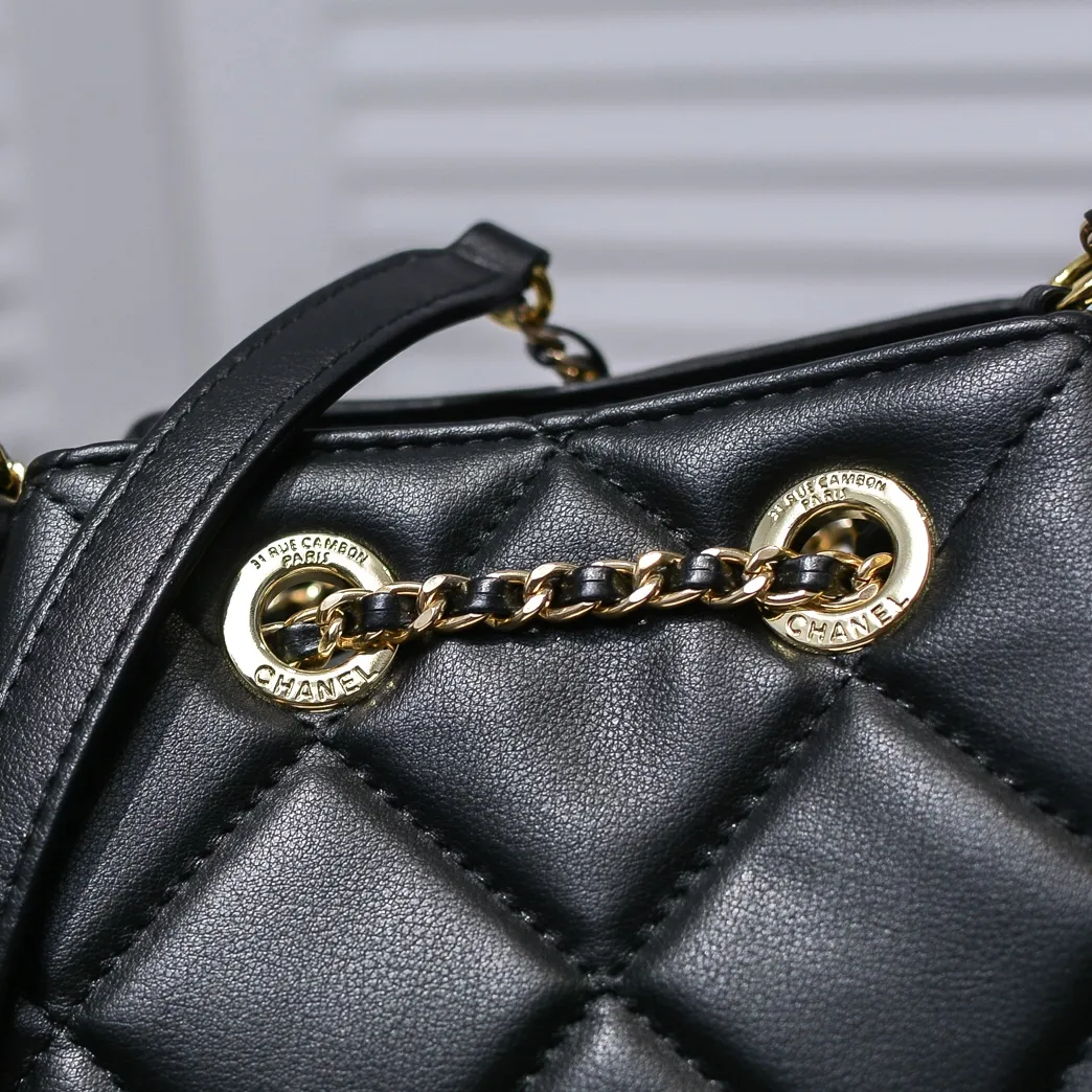 💰380￥Small size CHANEL: 2020 new model Double C chain rope mini bucket cowhide series, gold hardware accessories: large ribbed design, super beautiful, which is Xiaoxiang’s design style in the past two years, the cowhide feels soft and comfortable, more suitable for mini-shaped bags. Perfectly designed, clean, casual and fashionable, this is a must-have drawstring bag. Size black ready stock. Style number: 1699# Size: 15*15*14cm