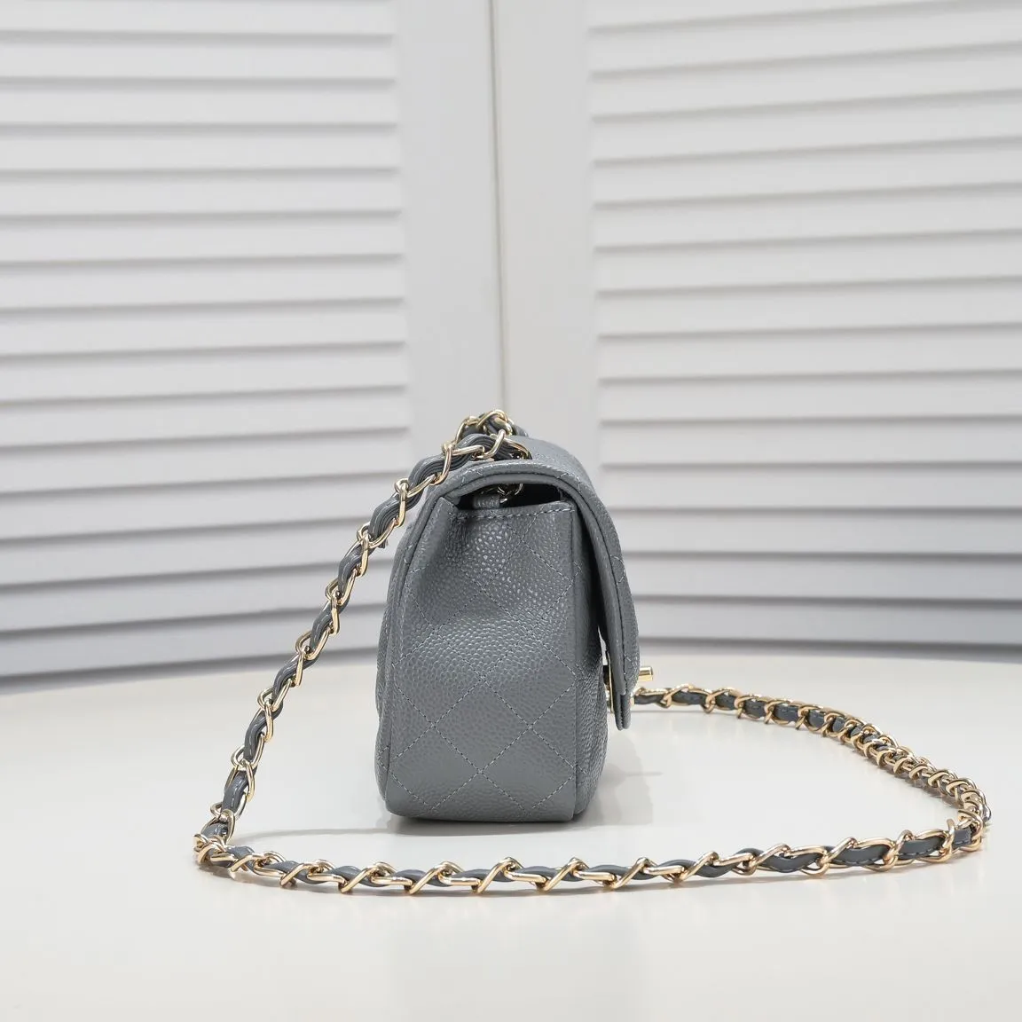 💰320￥Gray💥CF versatile caviar cowhide🌹 Chanel💃🏻‼ ️Eternal classic style [shy] noble temperament💃🏻favorite of celebrities🌟soft leather and high-end👍counter hardware exquisite workmanship to reject defects [strong] both dazzling and feminine 😝[strong] luxurious and durable🌟size: 20*14*7cm style number 1116 reverse edge