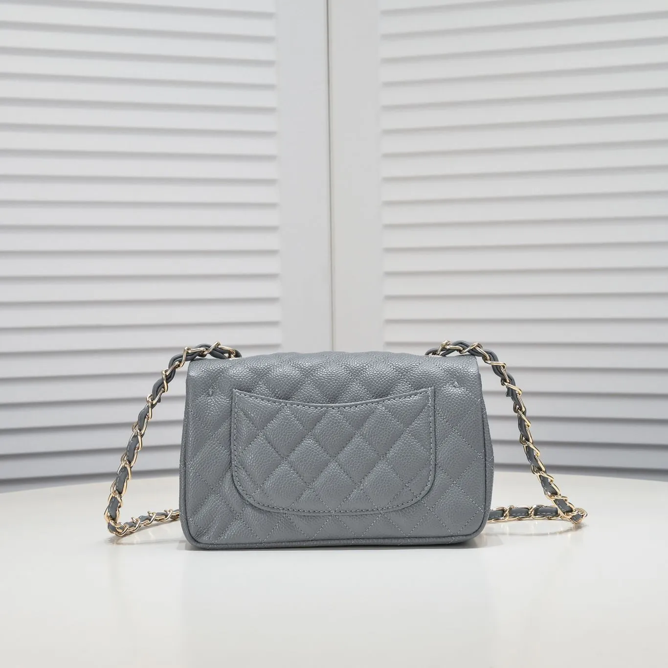 💰320￥Gray💥CF versatile caviar cowhide🌹 Chanel💃🏻‼ ️Eternal classic style [shy] noble temperament💃🏻favorite of celebrities🌟soft leather and high-end👍counter hardware exquisite workmanship to reject defects [strong] both dazzling and feminine 😝[strong] luxurious and durable🌟size: 20*14*7cm style number 1116 reverse edge