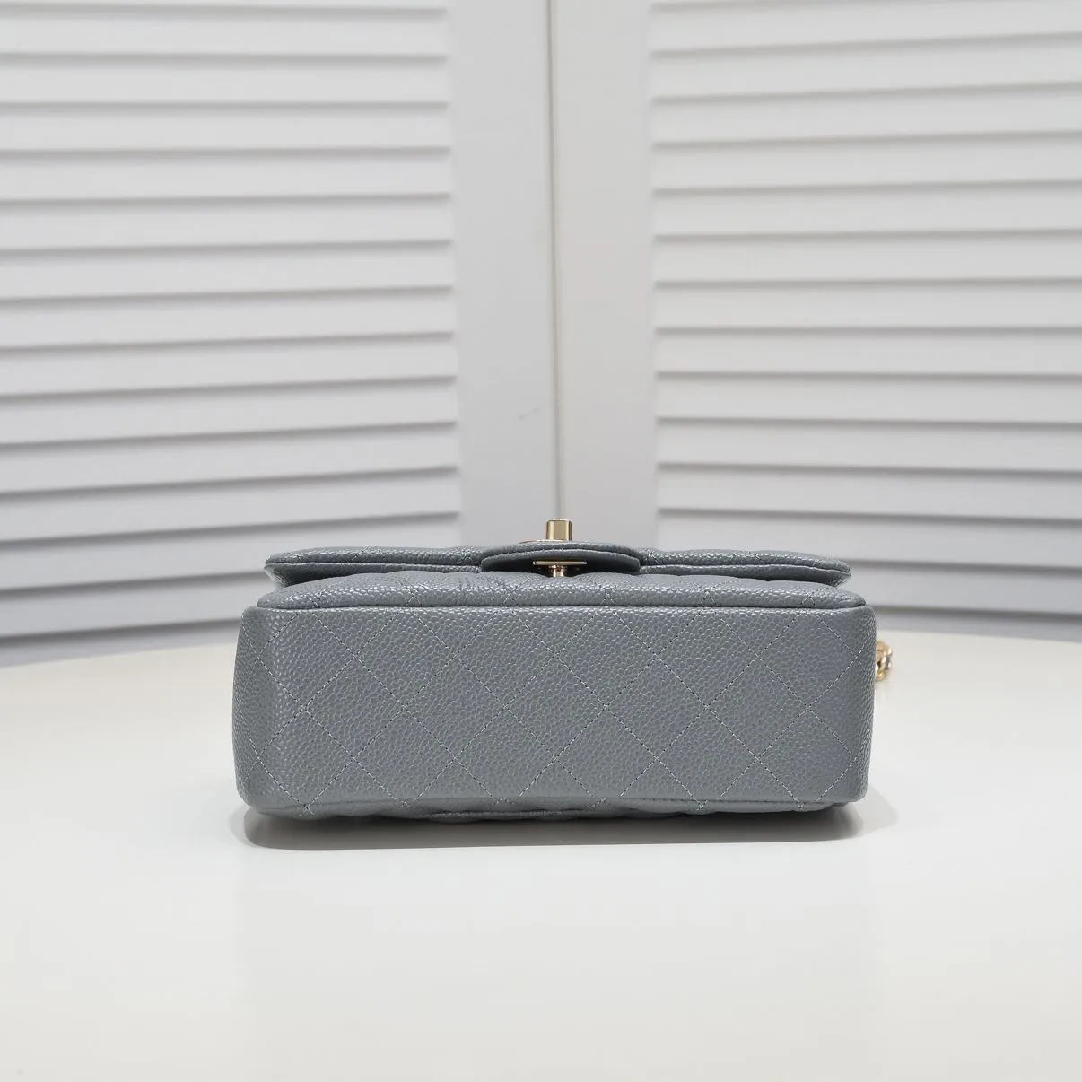 💰320￥Gray💥CF versatile caviar cowhide🌹 Chanel💃🏻‼ ️Eternal classic style [shy] noble temperament💃🏻favorite of celebrities🌟soft leather and high-end👍counter hardware exquisite workmanship to reject defects [strong] both dazzling and feminine 😝[strong] luxurious and durable🌟size: 20*14*7cm style number 1116 reverse edge