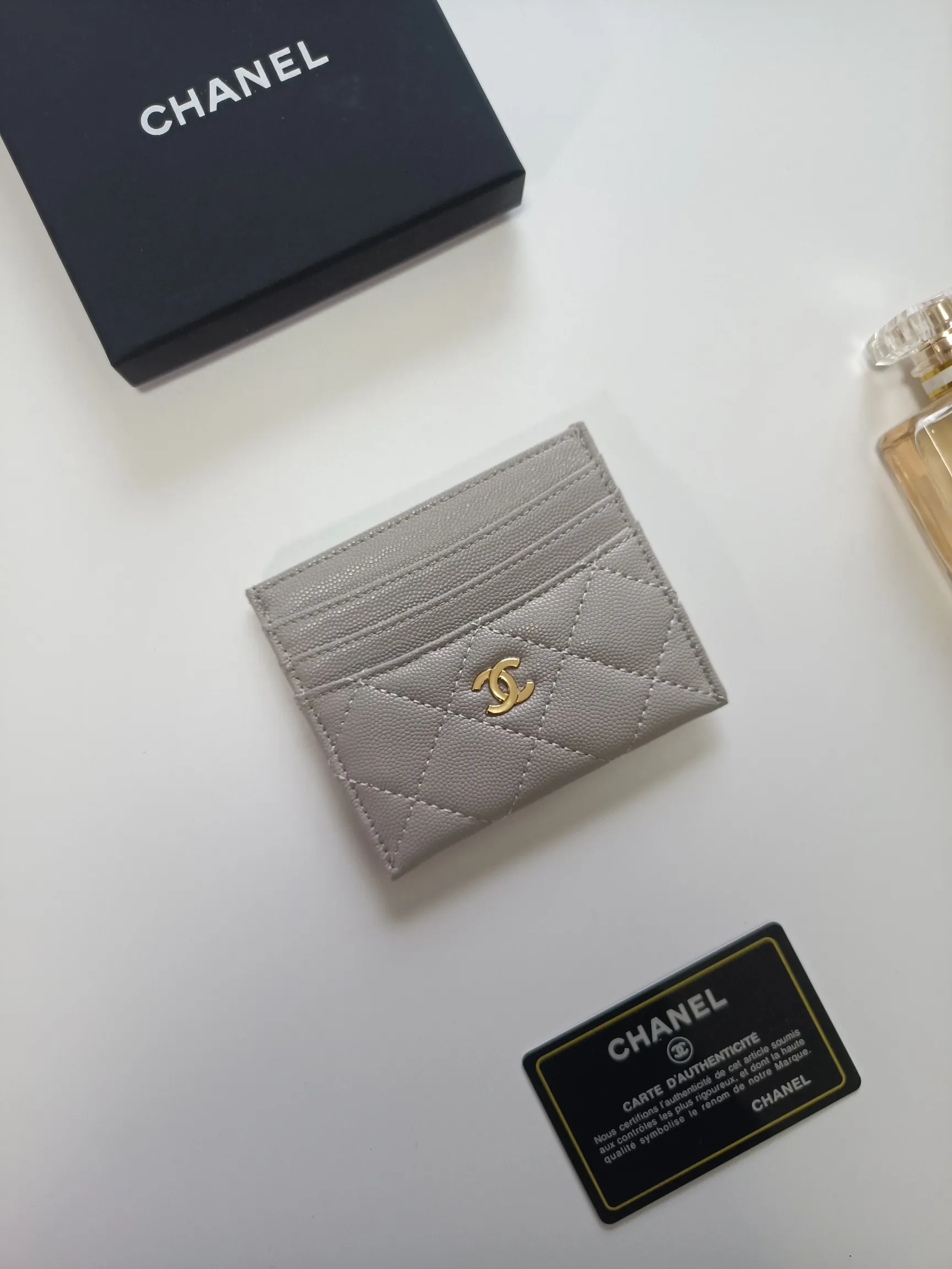 💰100💰 chanel 2025 new product card holder lambskin, seven card slots, can hold change, imported Italian lambskin + hardware logo, so beautiful, love it. The color is as shown in the picture, easy and fast storage, mini card holder No.: AP8964 Size: w11×h10cm