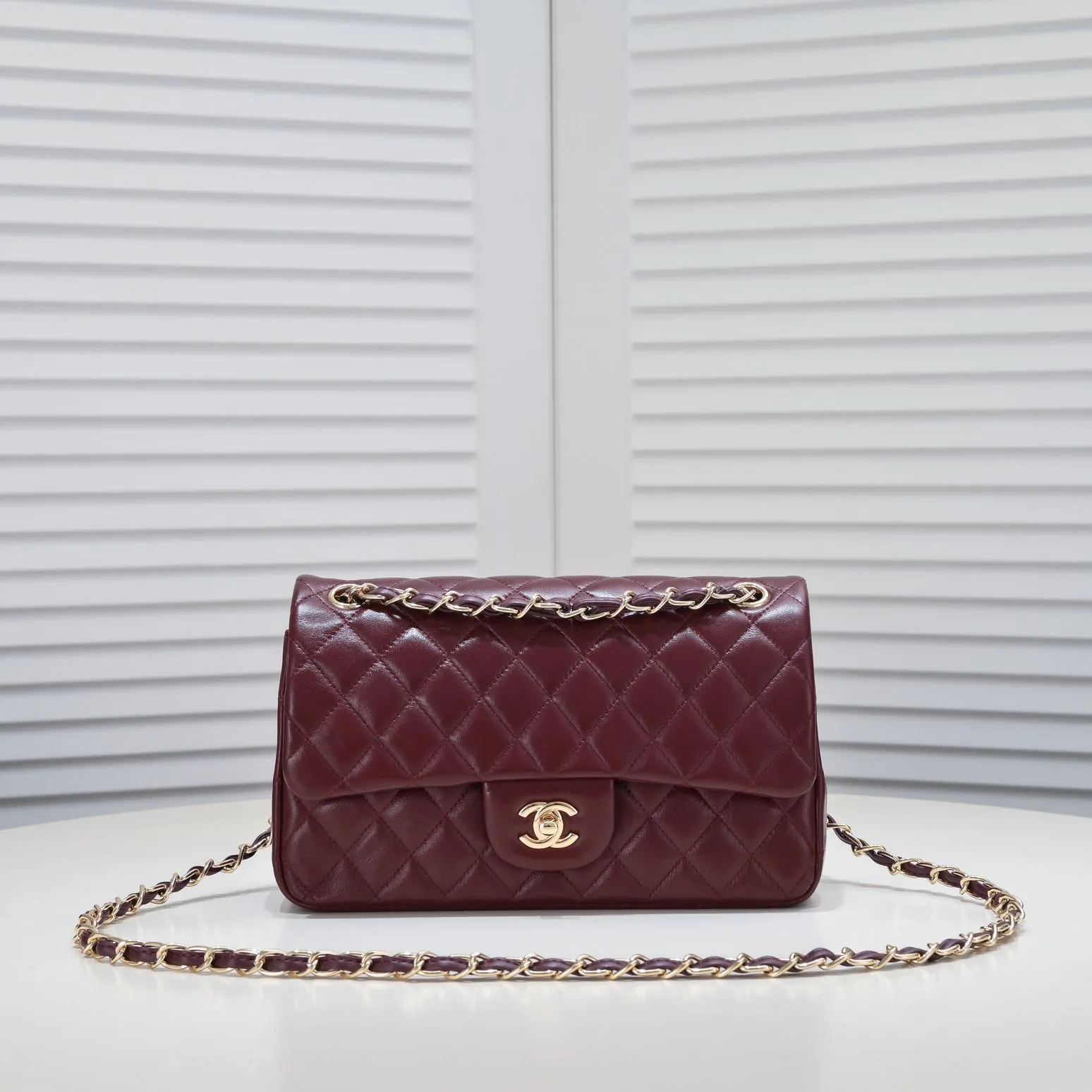 💰400￥Maroon Chanel🔥Exclusive quality real shot shipment✈️Official website updated simultaneously👑Chanel sheep pattern classic style with original hardware, summer style is coming💋CHANEL ‼ ️Crossbody bag, sheepskin with red lining🌸‼ ️ 🙈Fashion new favorite🙈 Size: 25.5*16*6.5. Style number: 1112 sheepskin