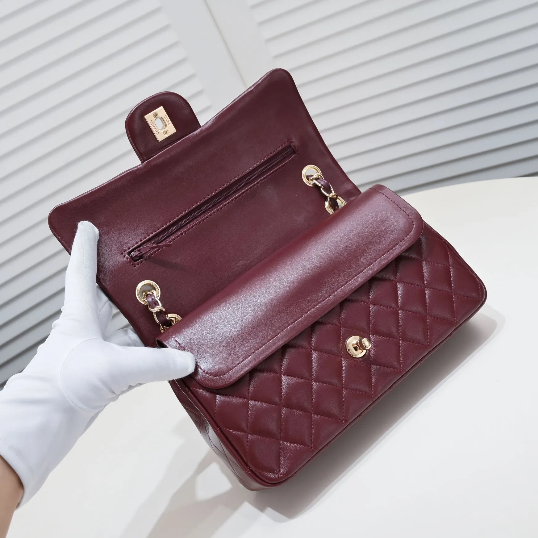 💰400￥Maroon Chanel🔥Exclusive quality real shot shipment✈️Official website updated simultaneously👑Chanel sheep pattern classic style with original hardware, summer style is coming💋CHANEL ‼ ️Crossbody bag, sheepskin with red lining🌸‼ ️ 🙈Fashion new favorite🙈 Size: 25.5*16*6.5. Style number: 1112 sheepskin