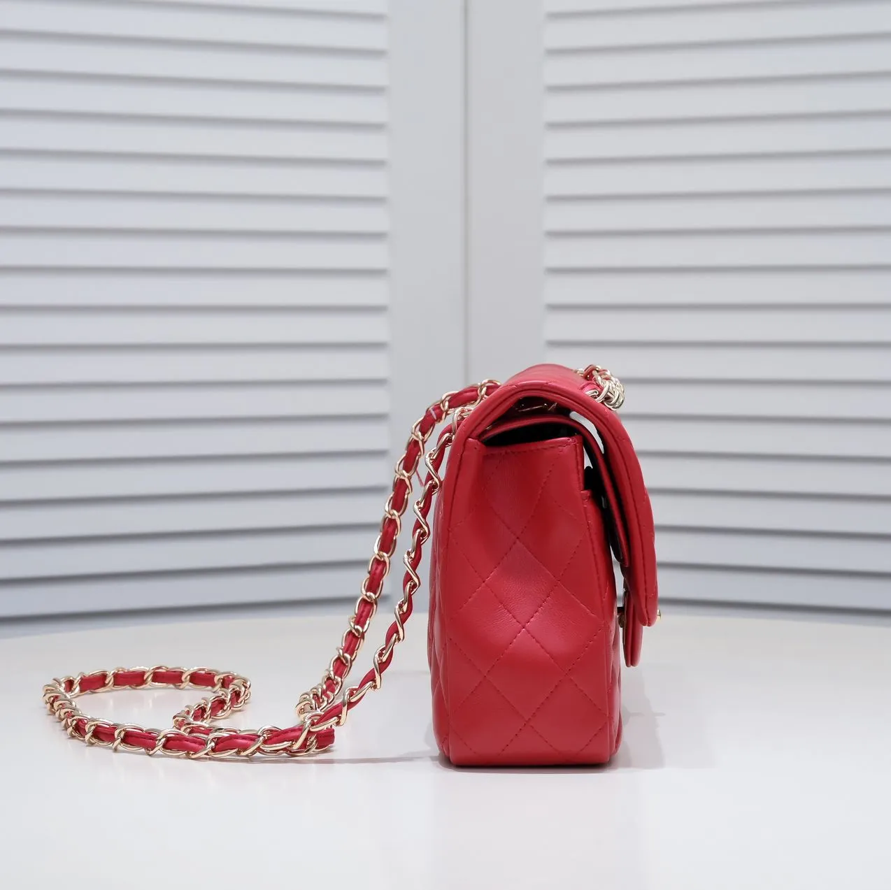 💰400￥Big red Chanel🔥Exclusive quality real shot shipment✈️Official website updated simultaneously👑Chanel sheep pattern classic style with original hardware, summer style is coming💋CHANEL ‼ ️Crossbody bag, sheepskin with red lining🌸‼ ️ 🙈Fashion new favorite🙈 Size: 25.5*16*6.5. Style number: 1112 sheepskin