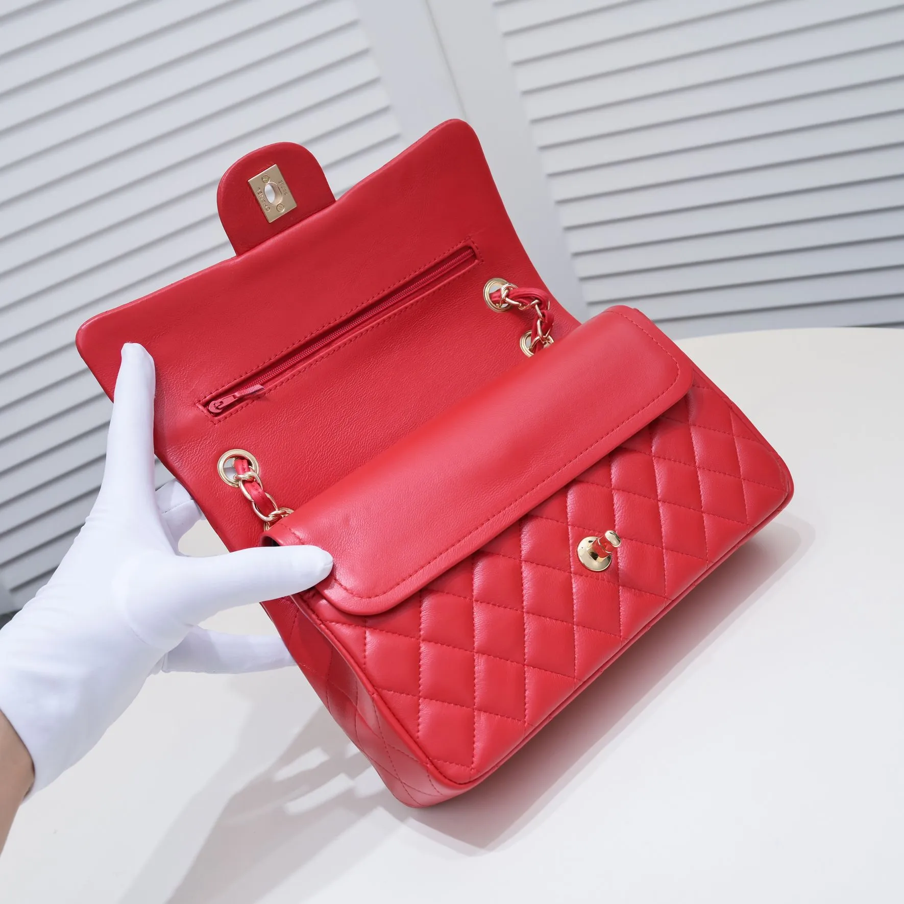 💰400￥Big red Chanel🔥Exclusive quality real shot shipment✈️Official website updated simultaneously👑Chanel sheep pattern classic style with original hardware, summer style is coming💋CHANEL ‼ ️Crossbody bag, sheepskin with red lining🌸‼ ️ 🙈Fashion new favorite🙈 Size: 25.5*16*6.5. Style number: 1112 sheepskin