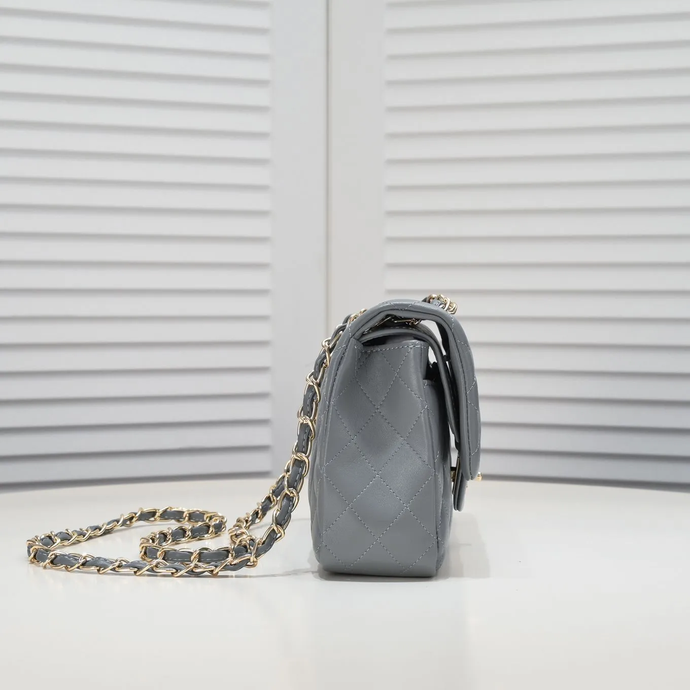 💰400￥Gray Chanel🔥Exclusive quality real shot shipment✈️Official website updated simultaneously👑Chanel sheep pattern classic style with original hardware, summer style is coming💋CHANEL ‼ ️Crossbody bag, sheepskin with red lining🌸‼ ️ 🙈Fashion new favorite🙈 Size: 25.5*16*6.5. Style number: 1112 sheepskin