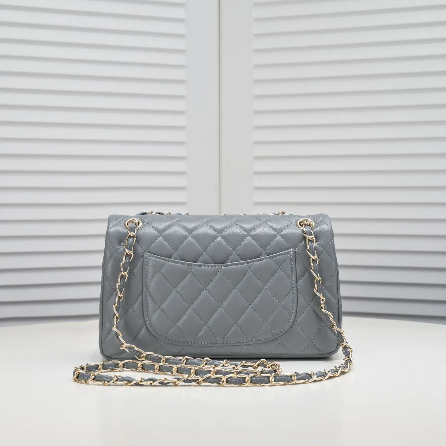 💰400￥Gray Chanel🔥Exclusive quality real shot shipment✈️Official website updated simultaneously👑Chanel sheep pattern classic style with original hardware, summer style is coming💋CHANEL ‼ ️Crossbody bag, sheepskin with red lining🌸‼ ️ 🙈Fashion new favorite🙈 Size: 25.5*16*6.5. Style number: 1112 sheepskin