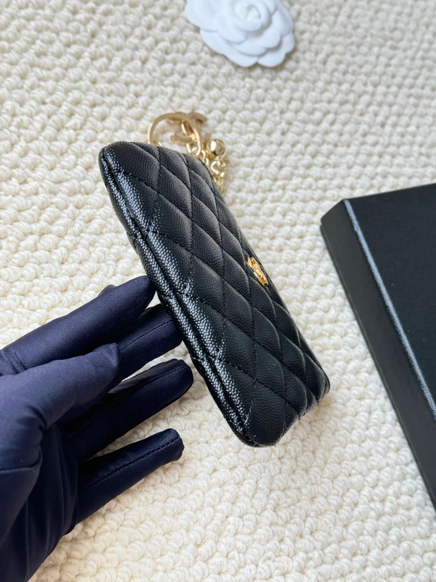 💰130 chanel cowhide caviar pendant coin purse💦 Style number: A50168 Classic small carry-on bag, one of the most practical bags in the era of mobile payment, cards, change, keys and lipstick in one package, cute, practical and connotative, nice card holder, key bag, coin purse, lipstick bag Reference size: 9.5×15×0.5cm
