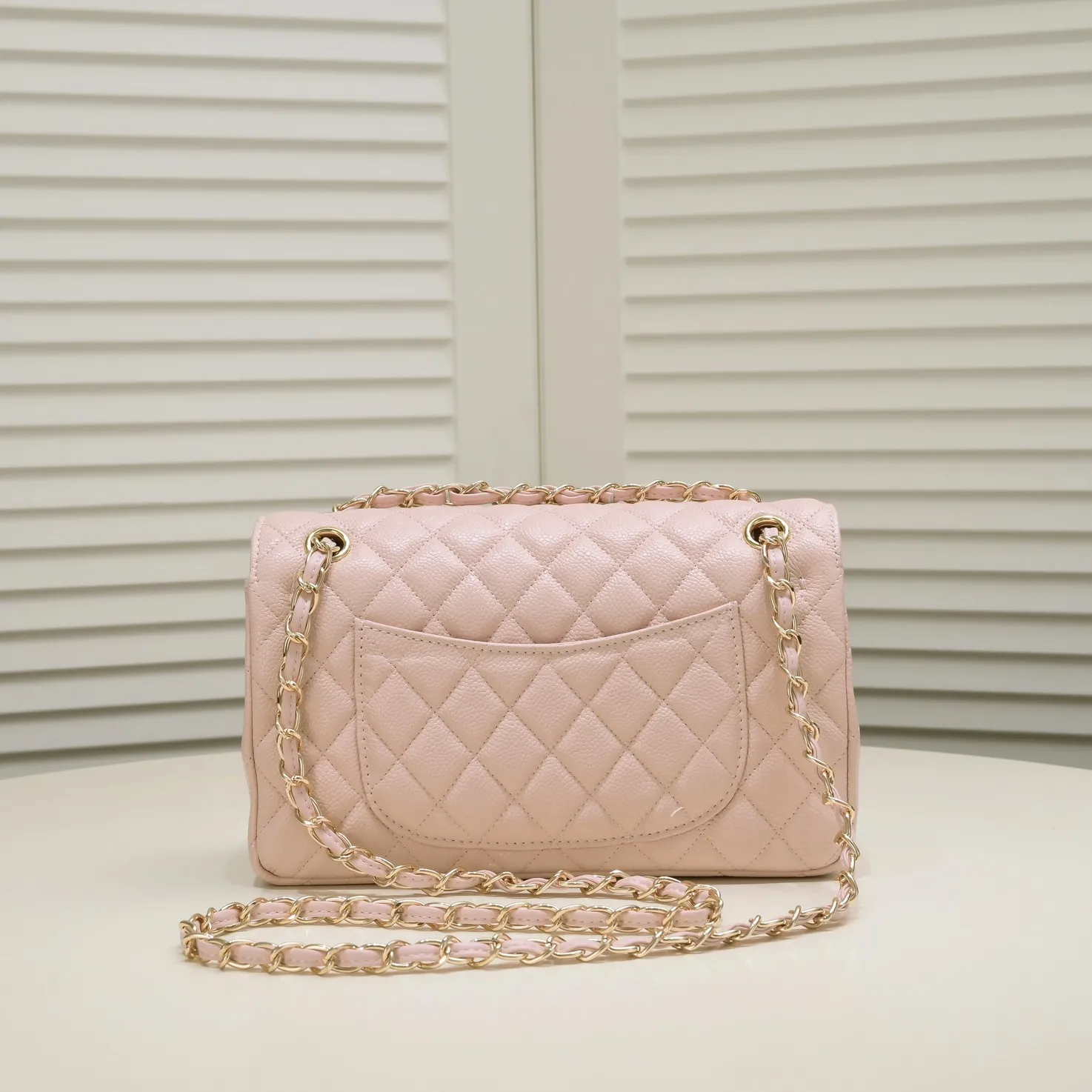 💰400￥Pink Chanel,...Palace-level poison👏...Original overseas factory CF2.55...😱 Absolutely the top-notch caviar ball-grain cowhide you have never seen...✨Real K gold➰Gold buckle✨👑 The line spacing is perfectly consistent. The side of the bag is perfectly streamlined👏..It must have such a texture to be perfect💋 Follow the 9-pin diamond pattern. The flip cover is smooth and seamless ☑️ Strong visual three-dimensional effect 🔱 The diamond pattern is full and delicate 💑 It is super smooth, soft and comfortable to use 👒 CF is a must-have for girls. Size: 25.5*16*6.5cm. Style number: 1112 ball pattern