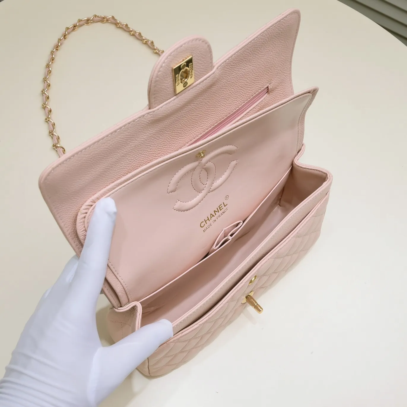 💰400￥Pink Chanel,...Palace-level poison👏...Original overseas factory CF2.55...😱 Absolutely the top-notch caviar ball-grain cowhide you have never seen...✨Real K gold➰Gold buckle✨👑 The line spacing is perfectly consistent. The side of the bag is perfectly streamlined👏..It must have such a texture to be perfect💋 Follow the 9-pin diamond pattern. The flip cover is smooth and seamless ☑️ Strong visual three-dimensional effect 🔱 The diamond pattern is full and delicate 💑 It is super smooth, soft and comfortable to use 👒 CF is a must-have for girls. Size: 25.5*16*6.5cm. Style number: 1112 ball pattern