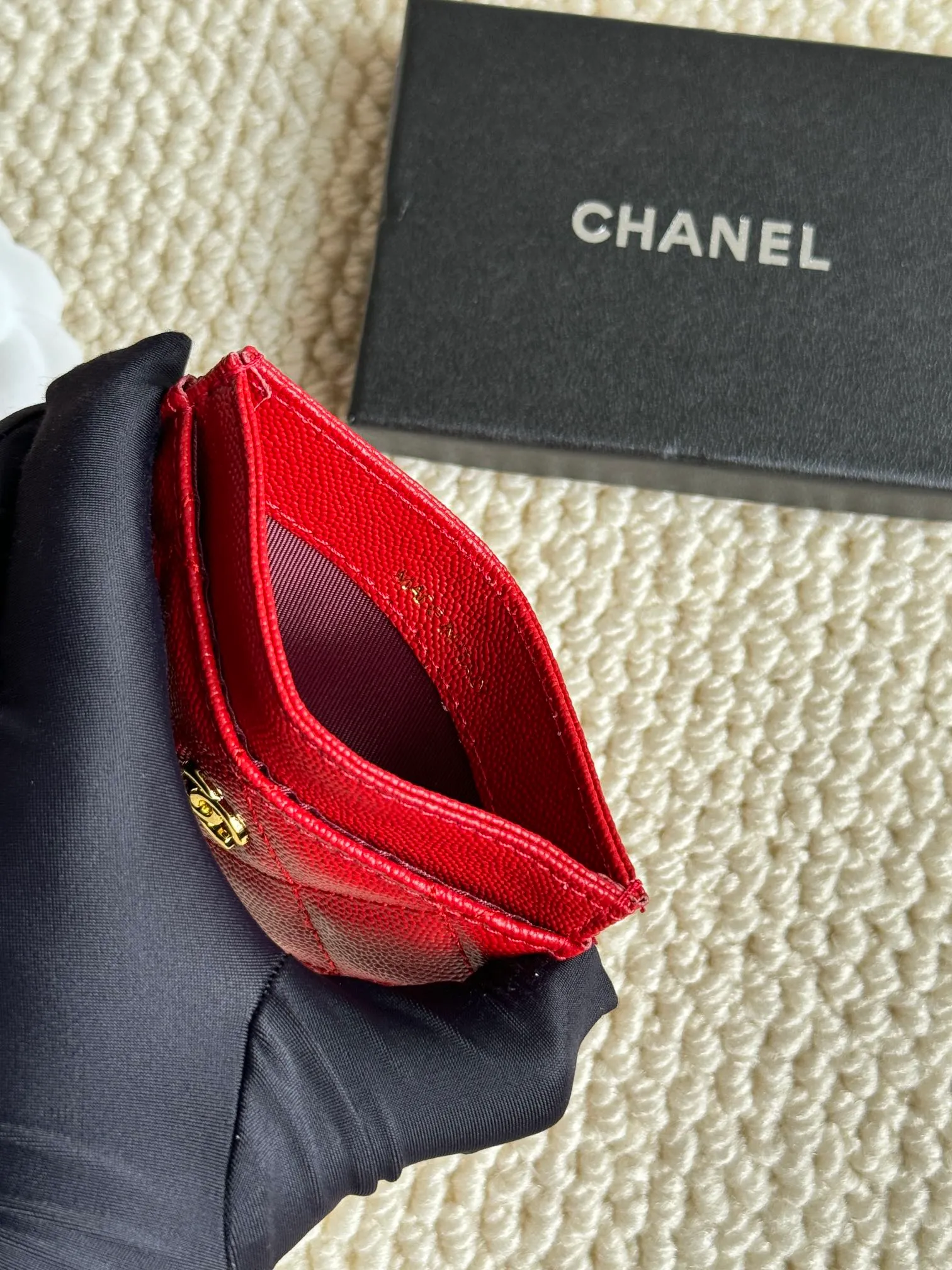 💰100 Chanel counter classic card holder Model number: AP456 Made of cowhide caviar, a classic and timeless mini card holder. Super cute😍 Size: 7.5×11.2×0.5cm Fine workmanship and high-end quality