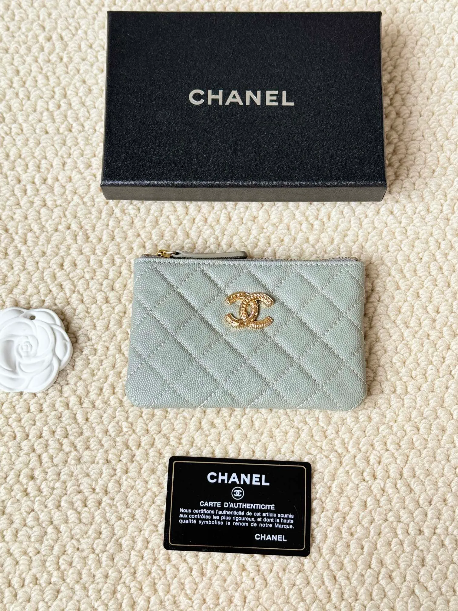 💰130 CHANEL 22k embossed lgo large double C hardware, fresh design, exquisite replica flavor, very beautiful, official website 2023 latest 🆕Card holder. Caviar medium ball grain cowhide is anti-scratch, super glossy. It is troublesome to carry a bag that is too big in summer. It is suitable for putting in a mini bag, and it is convenient to put in your pocket😍 The bag has a zipper, super practical, you can also put cards, change, coins, keys inside! Style number: 82365 Size: 15*8.5 Color: ball pattern gold,