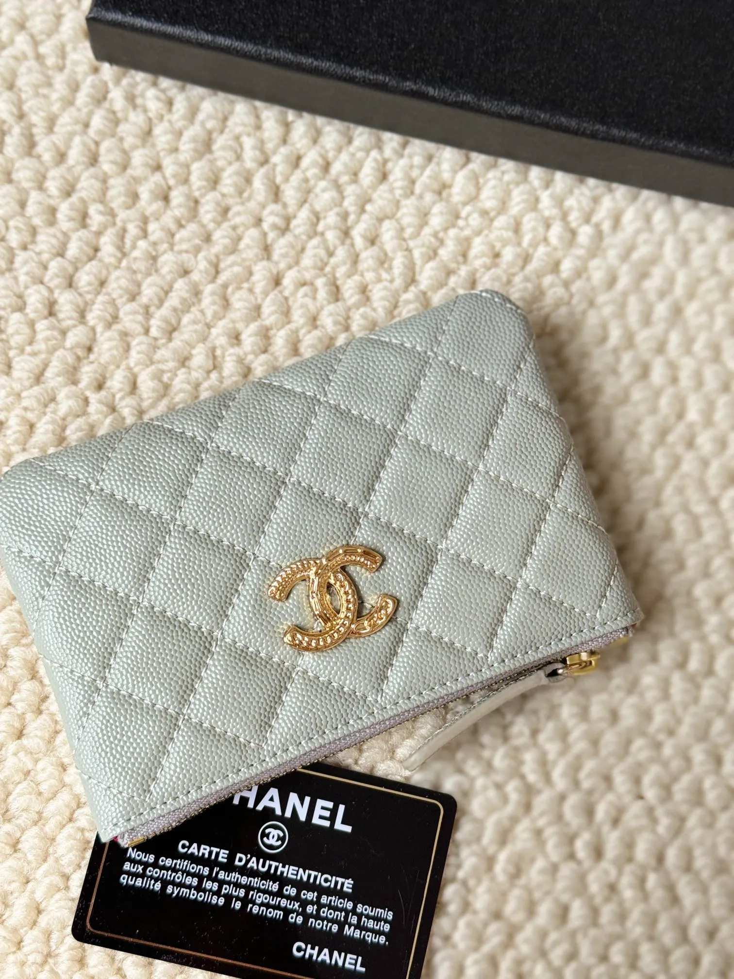 💰130 CHANEL 22k embossed lgo large double C hardware, fresh design, exquisite replica flavor, very beautiful, official website 2023 latest 🆕Card holder. Caviar medium ball grain cowhide is anti-scratch, super glossy. It is troublesome to carry a bag that is too big in summer. It is suitable for putting in a mini bag, and it is convenient to put in your pocket😍 The bag has a zipper, super practical, you can also put cards, change, coins, keys inside! Style number: 82365 Size: 15*8.5 Color: ball pattern gold,