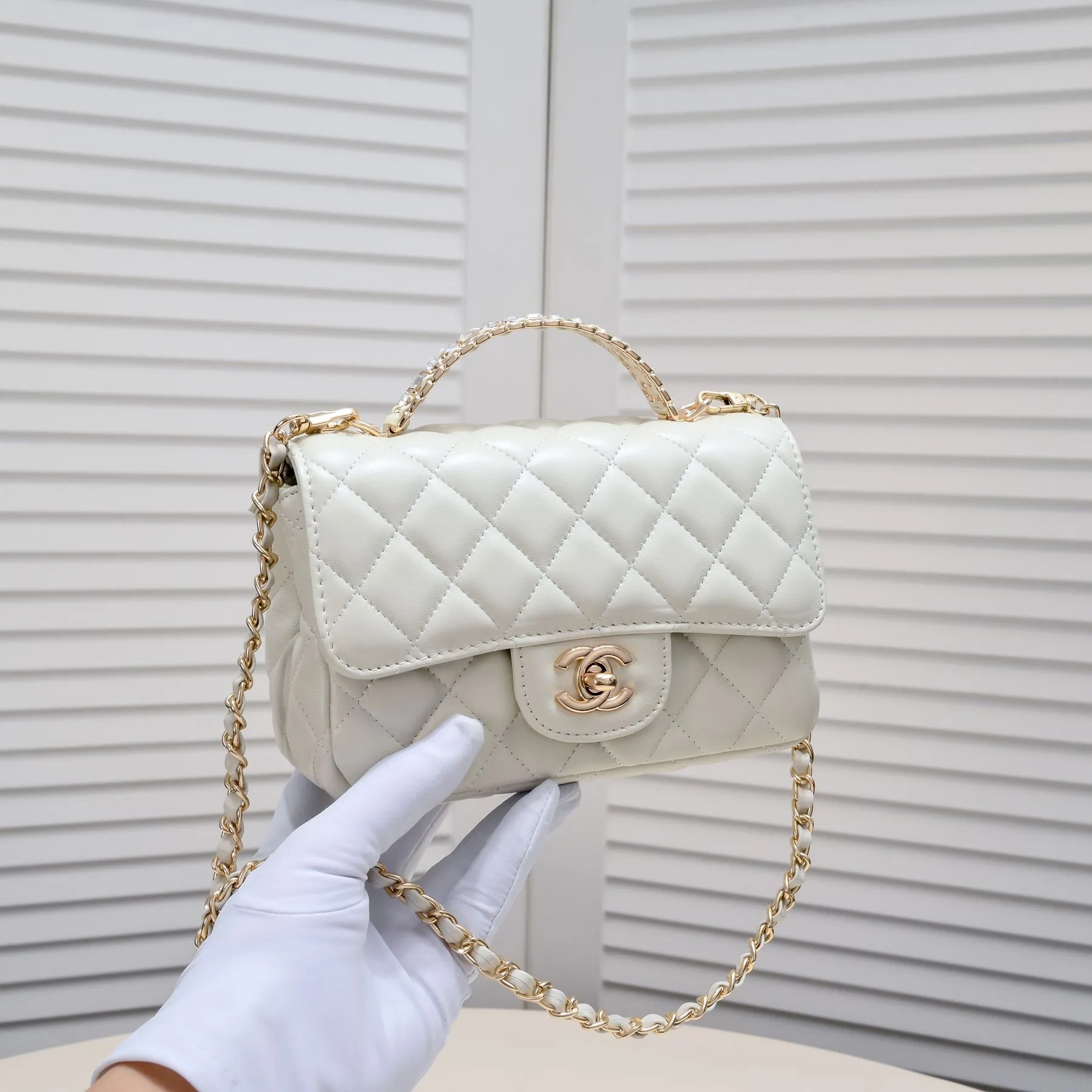💰360￥Small size🦋Chanel🖤Get the 23A diamond handle cfmini in advance💎 The most important season of the year, the handicraft workshop originally released new products in June, but unexpectedly they quietly released them in May🦢 The most promising one this season is hard to get💓 I have purchased 2 sizes. The handle is made of leather and metal with diamonds💗 🖤The diamond handle is so beautiful, no girl wouldn’t love it🎗️Model number: 9104 Small size: 18*13*6.5cm
