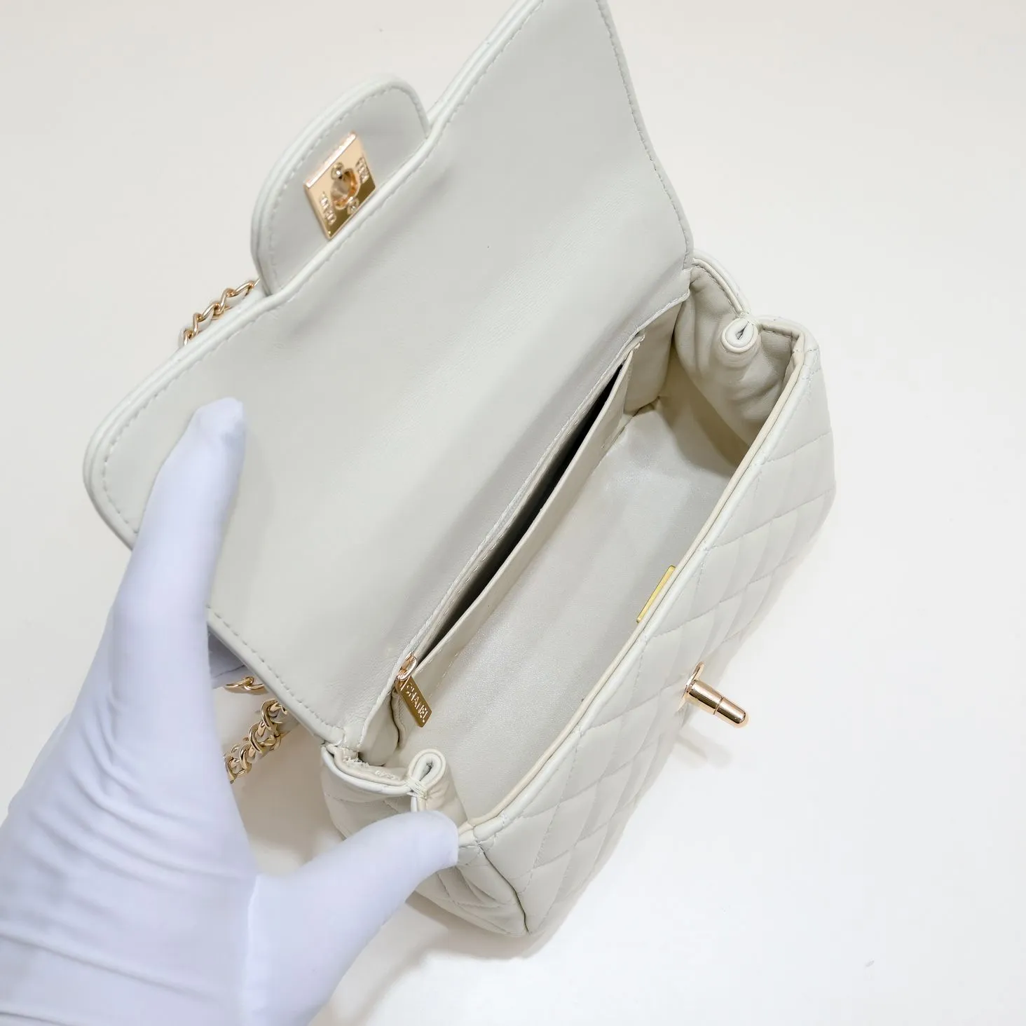 💰360￥Small size🦋Chanel🖤Get the 23A diamond handle cfmini in advance💎 The most important season of the year, the handicraft workshop originally released new products in June, but unexpectedly they quietly released them in May🦢 The most promising one this season is hard to get💓 I have purchased 2 sizes. The handle is made of leather and metal with diamonds💗 🖤The diamond handle is so beautiful, no girl wouldn’t love it🎗️Model number: 9104 Small size: 18*13*6.5cm