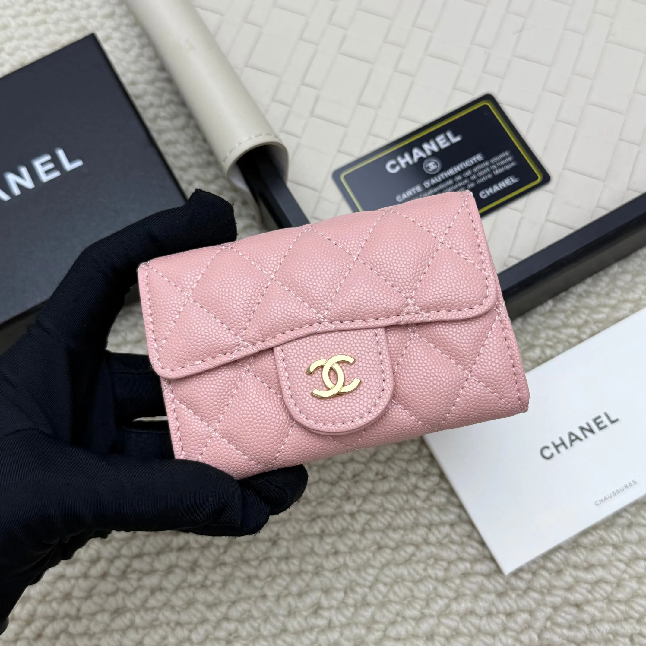 💰130 Chanel’s new product🍃card holder has arrived🍃. This card holder is more practical with an inner zipper😘The details are so beautiful, model number P468, size 11*8.5*3cm.