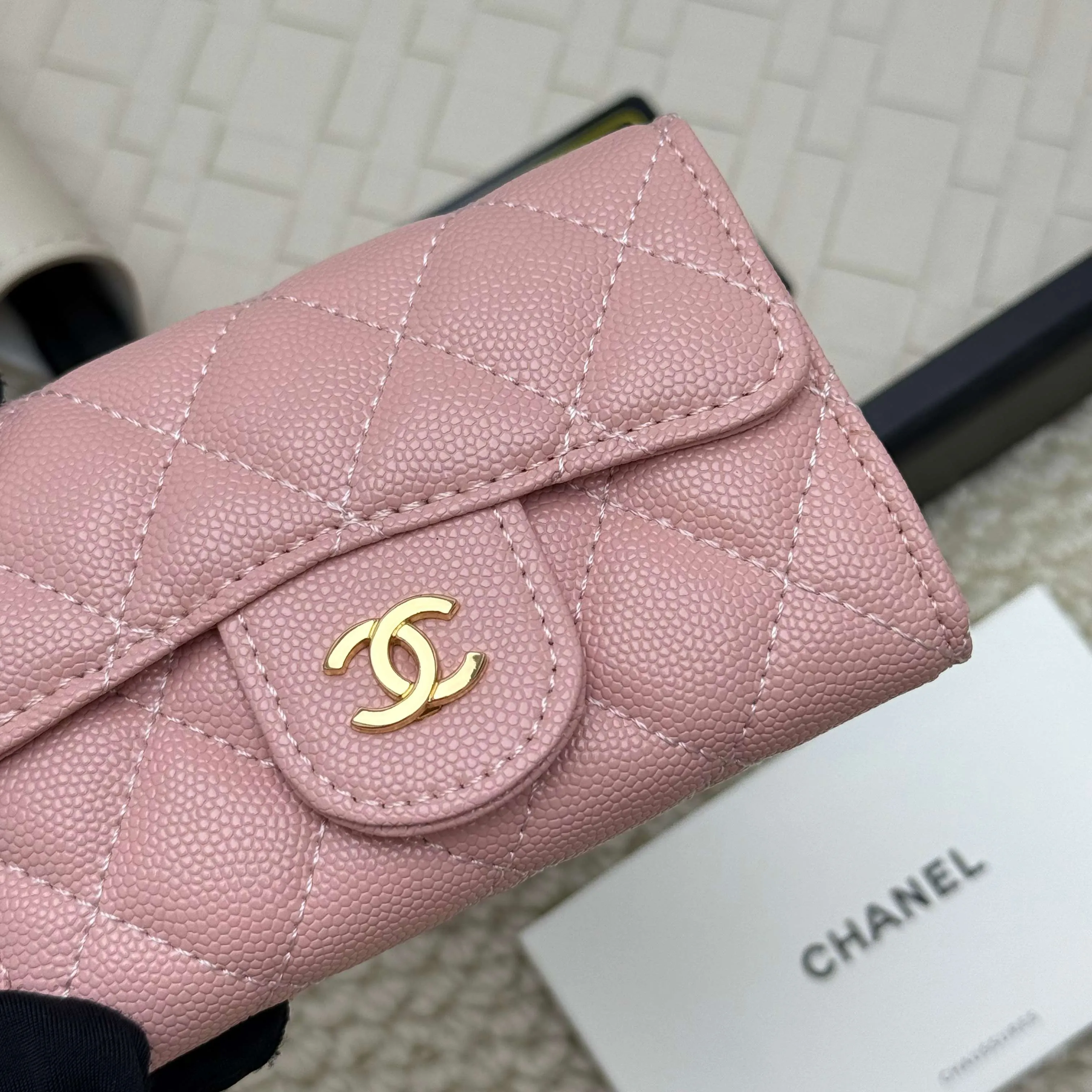 💰130 Chanel’s new product🍃card holder has arrived🍃. This card holder is more practical with an inner zipper😘The details are so beautiful, model number P468, size 11*8.5*3cm.