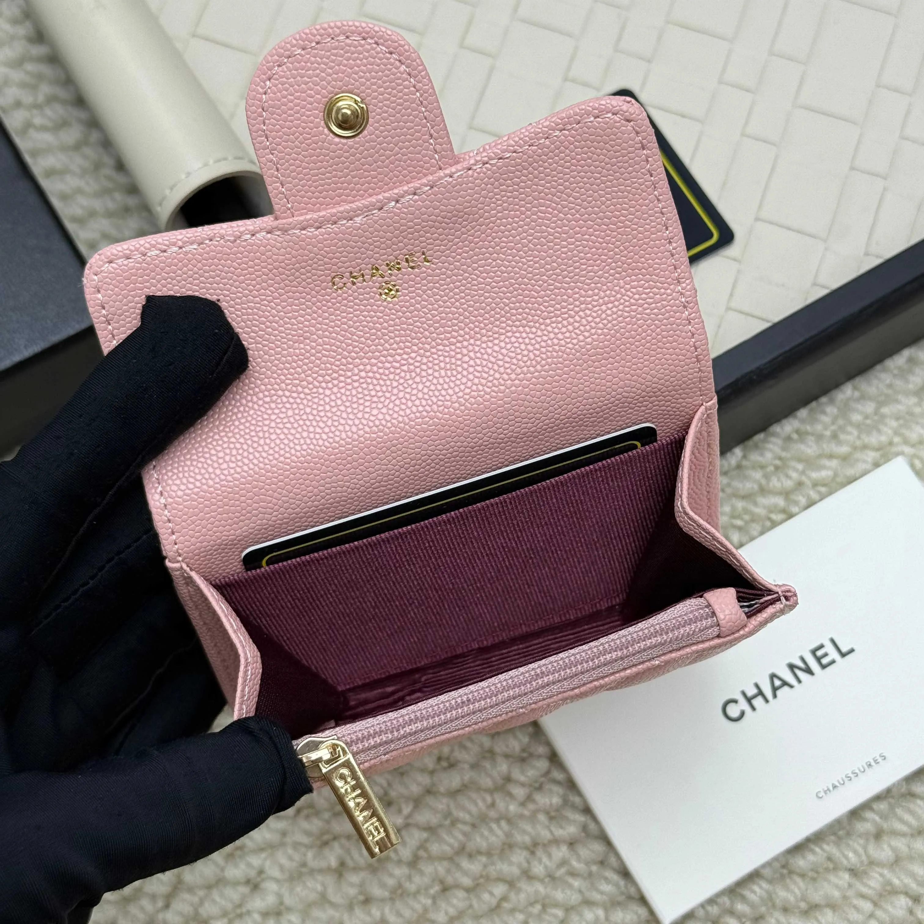 💰130 Chanel’s new product🍃card holder has arrived🍃. This card holder is more practical with an inner zipper😘The details are so beautiful, model number P468, size 11*8.5*3cm.