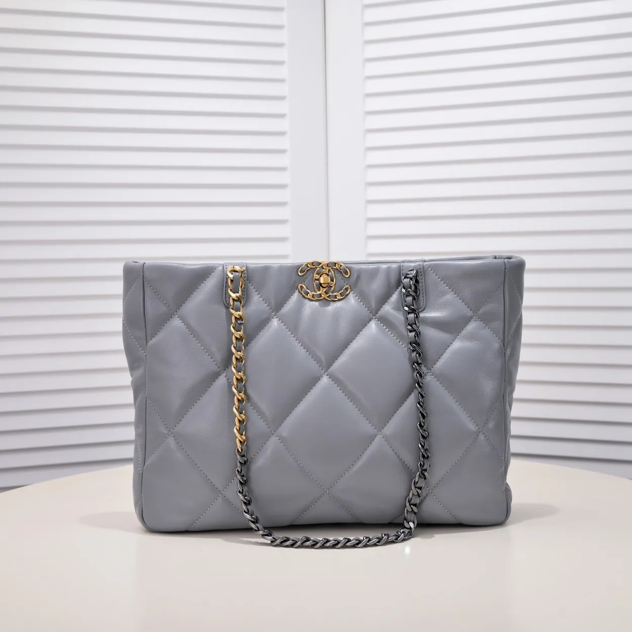 💰480￥Large 𝗖𝗛𝗔𝗡𝗘𝗟 𝟮𝟮𝗕 19𝑩𝑨𝑮 𝑻𝒐𝒕𝒆Black Gold Italian 🇮🇹 first-class [GR] lambskin🐑, feels delicate and soft, classic diamond pattern design is matched with leather-clad metal chains, gold has a high-end feel, this season's most classic black gold design, gathers all the elements of 19, super exquisite, soft and glutinous, a big bag of fried chicken is practical, deconstructs the classic bag shape, reshapes the trend and fashion, it is eye-catching, and it will last forever. Code: 9089 Size: 36*27*8.5cm